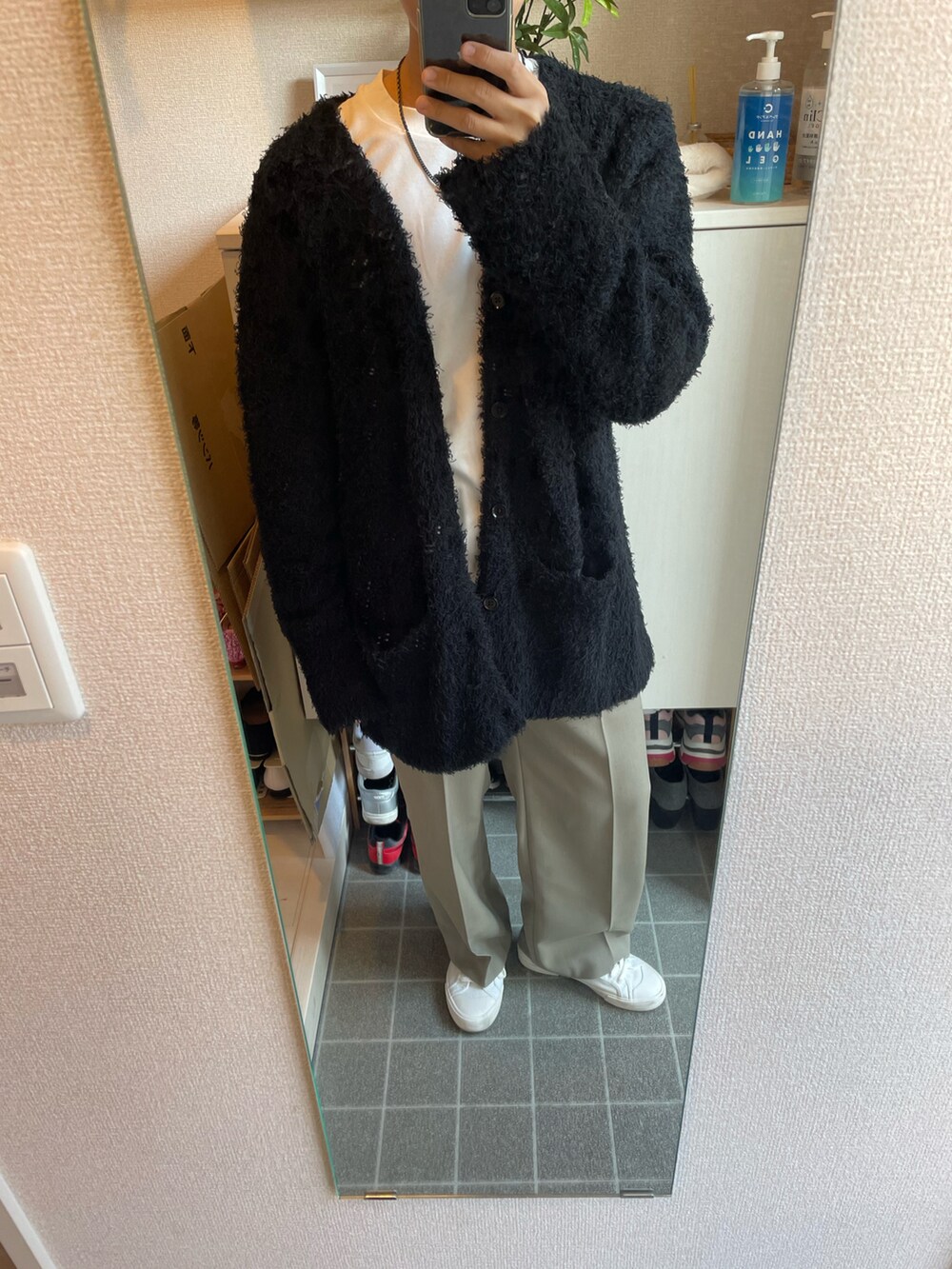 「秋ルック紹介するよ、秋服、カジュアルコーデ、シンプル、お洒落さんとつながりたい、ラフコーデ、いいね、save、フォローお願いします🤑、スニーカー、休日スタイル、カーディガン、大人カジュアル、スラックス、LIDnM、モノトーンコーデ、差し色」｜「LIDNMのFEATHER YARN LOOSE CARDIGAN（カーディガン/ボレロ、グレー系）」を使った、tomoさん（メンズ・173cm）の秋コーディネートの2枚目の写真