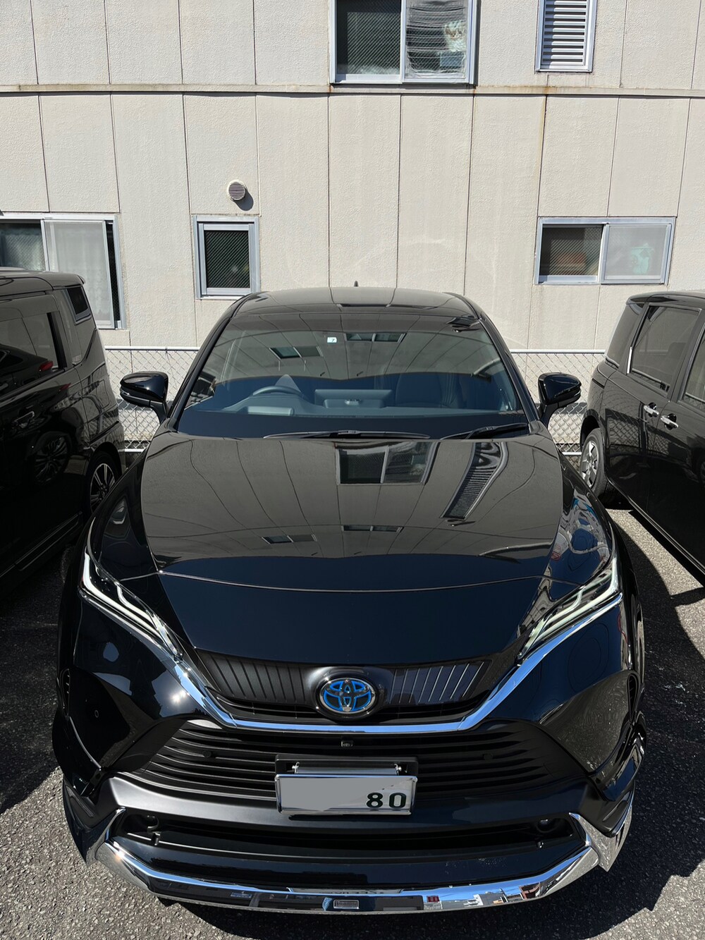 ブラウン系のニット/セーター、ブルー系のデニムパンツ、ブラック系のショルダーバッグを着用したメンズの春コーディネートの2枚目の写真