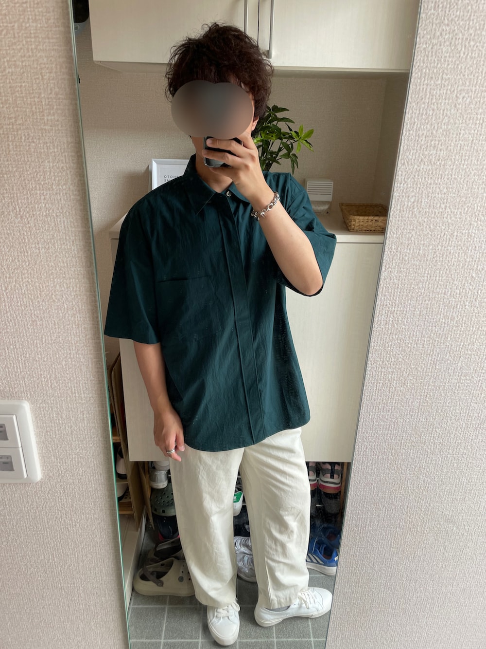 グレー系のタンクトップ、グリーン系のシャツ/ブラウス、ブラック系のスラックスを着用したメンズの夏コーディネートの2枚目の写真