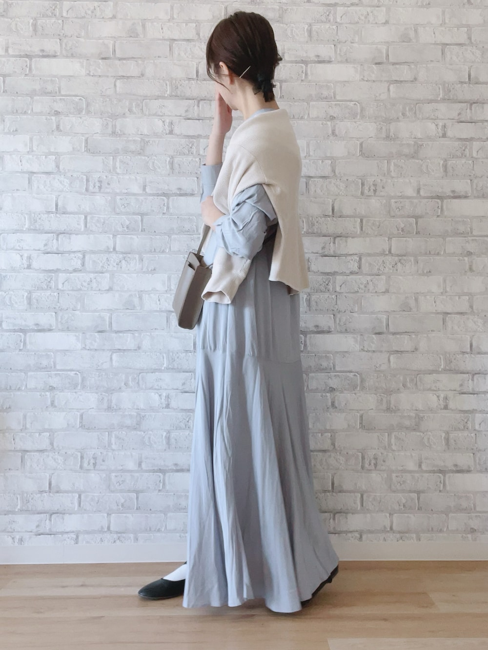 ベージュ系のTシャツ/カットソー、グレー系のシャツワンピース、ベージュ系のショルダーバッグを着用したレディースの春コーディネートの3枚目の写真