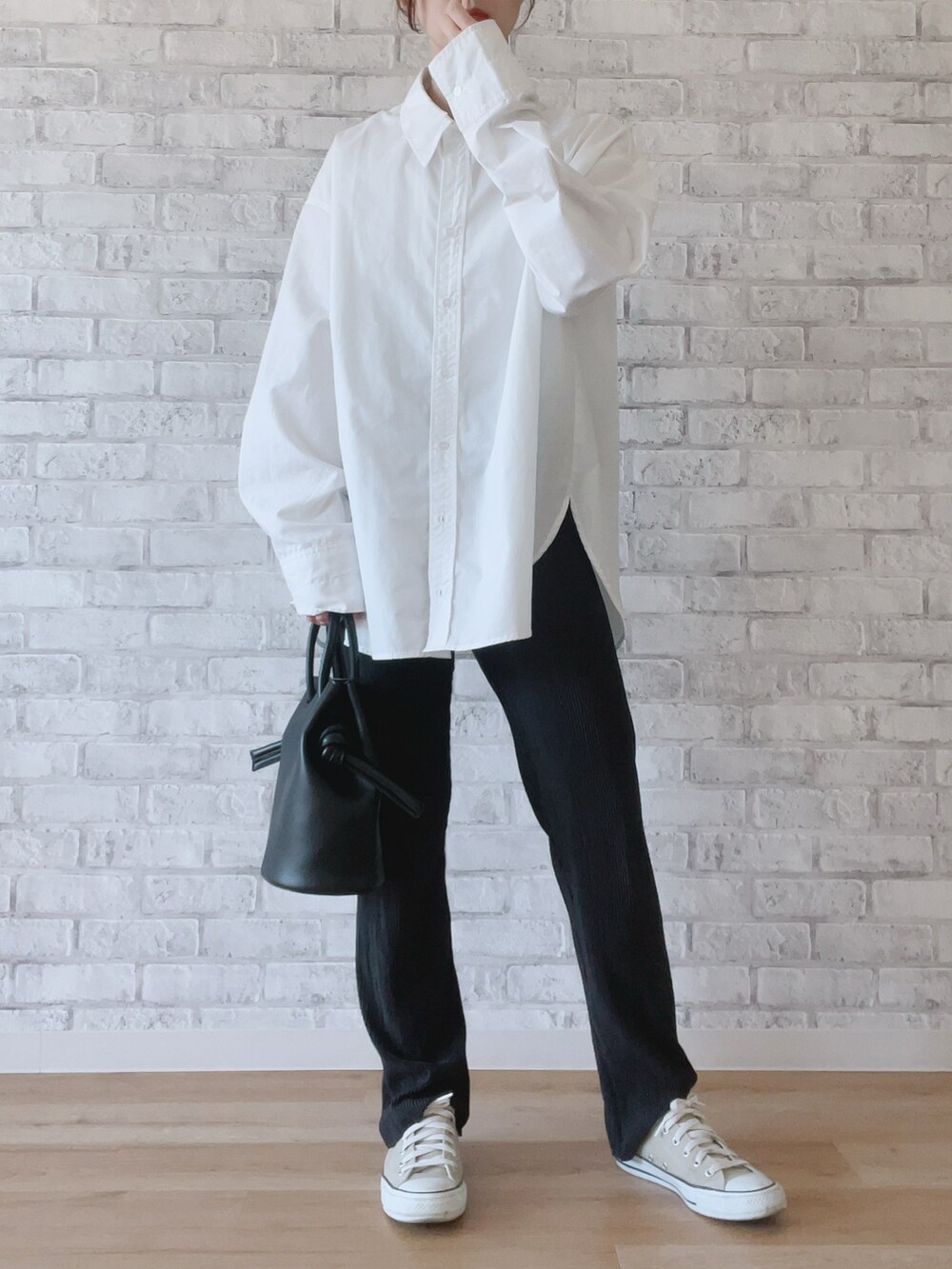 ブラック系のその他パンツ、ホワイト系のシャツ/ブラウス、グリーン系のトレンチコートを着用したレディースの冬コーディネートの3枚目の写真