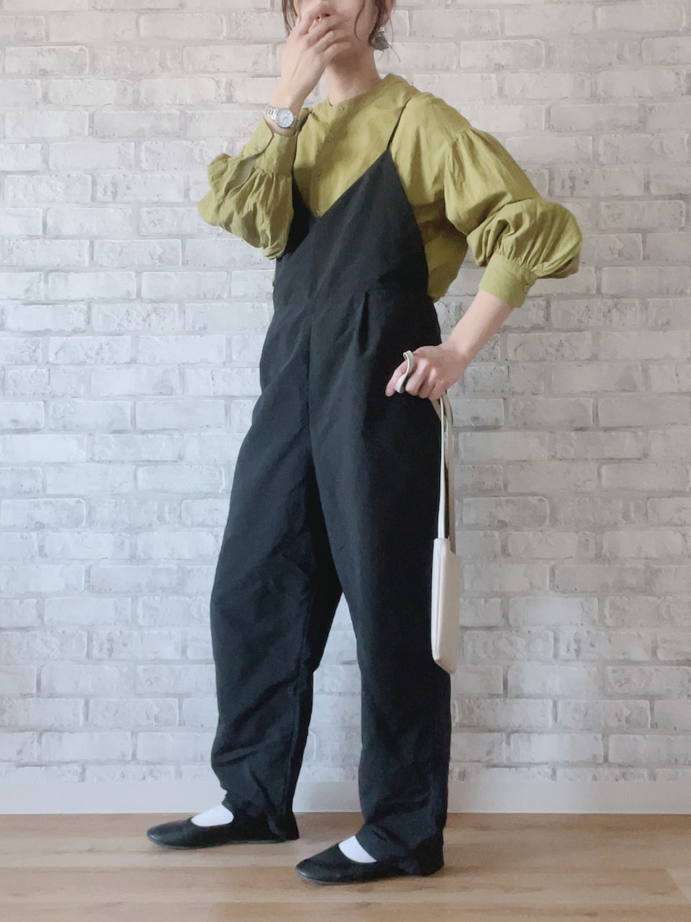 ホワイト系のショルダーバッグ、ブラック系のサロペット/オーバーオール、グリーン系のシャツ/ブラウスを着用したレディースの春コーディネートの2枚目の写真