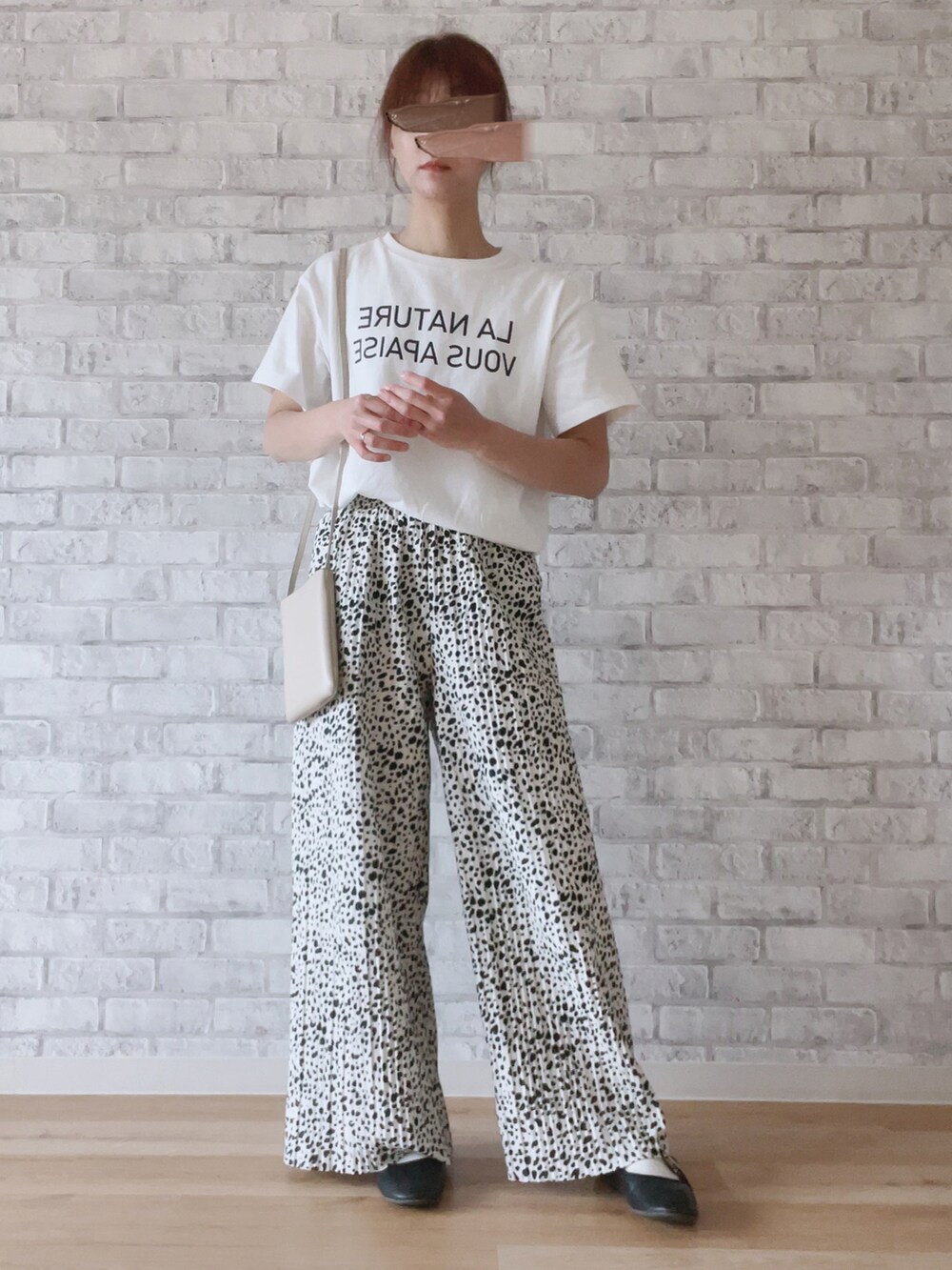 ブラック系のカーディガン/ボレロ、ホワイト系のTシャツ/カットソー、ホワイト系のその他パンツを着用したレディースの春コーディネートの2枚目の写真