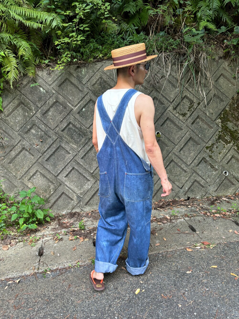 オレンジ系のサンダルを着用したメンズの夏コーディネートの4枚目の写真