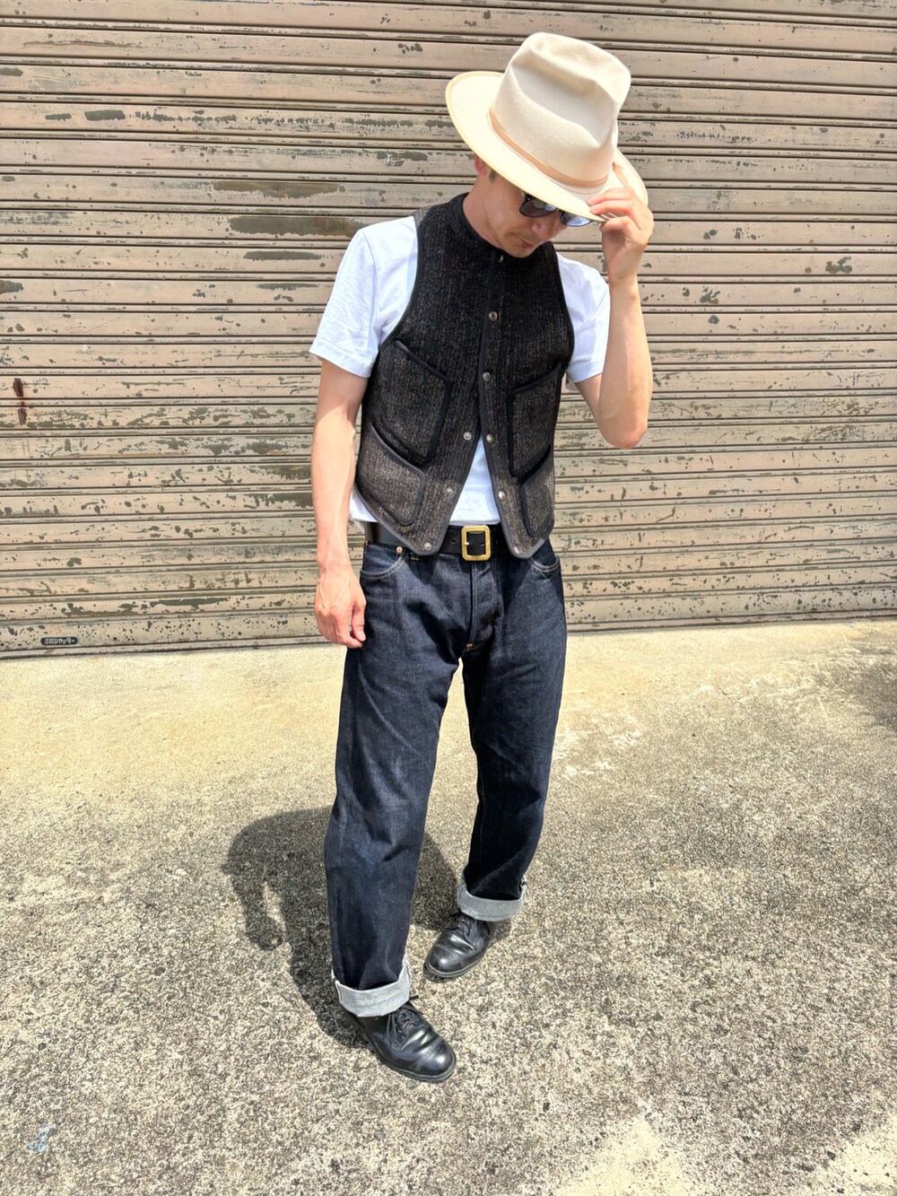 グレー系のその他アウターを着用したメンズの夏コーディネートの5枚目の写真