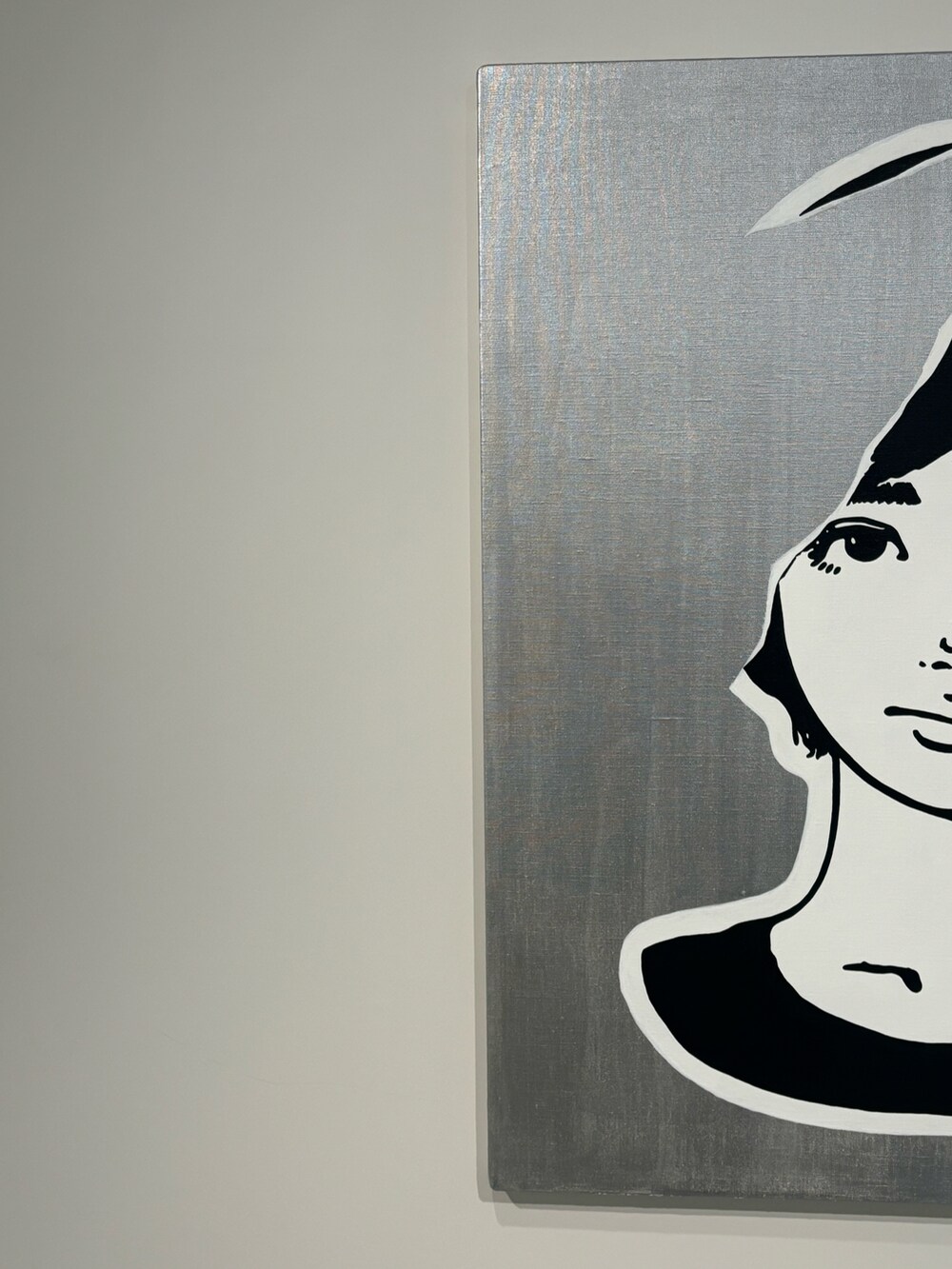 ブラック系のデニムパンツを着用したメンズの夏コーディネートの3枚目の写真