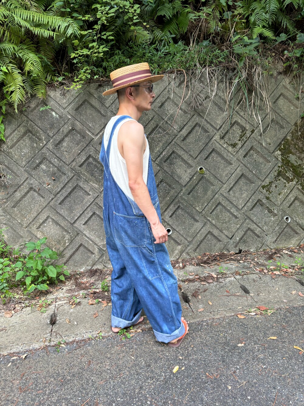 オレンジ系のサンダルを着用したメンズの夏コーディネートの3枚目の写真