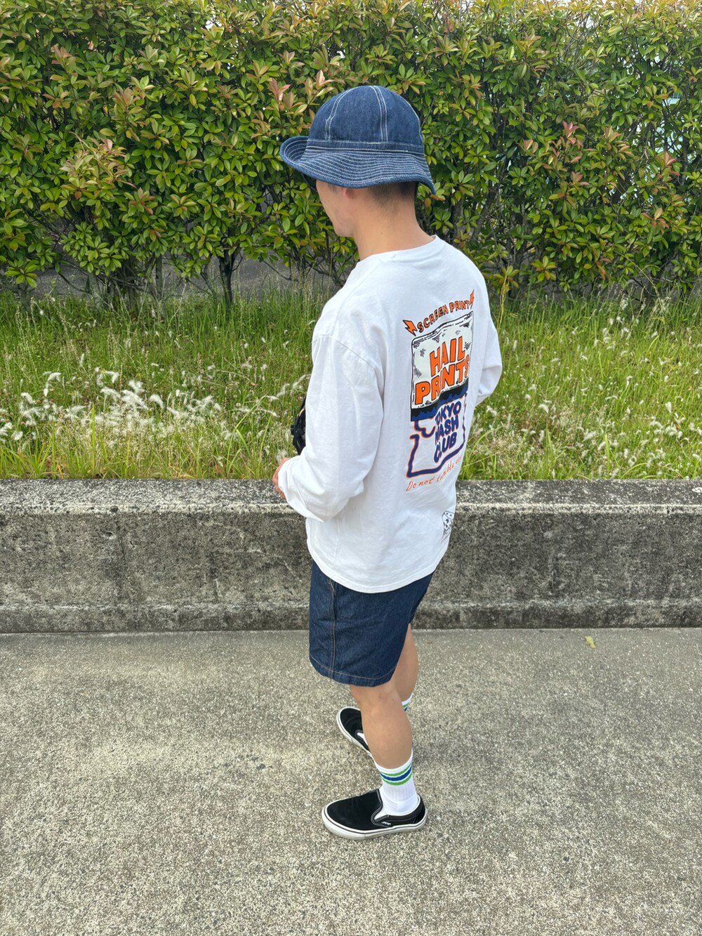 ホワイト系のTシャツ/カットソー、ホワイト系のその他小物を着用したメンズの夏コーディネートの2枚目の写真