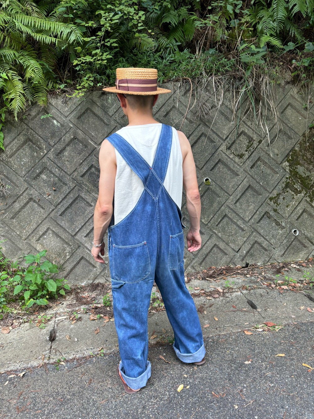 オレンジ系のサンダルを着用したメンズの夏コーディネートの5枚目の写真