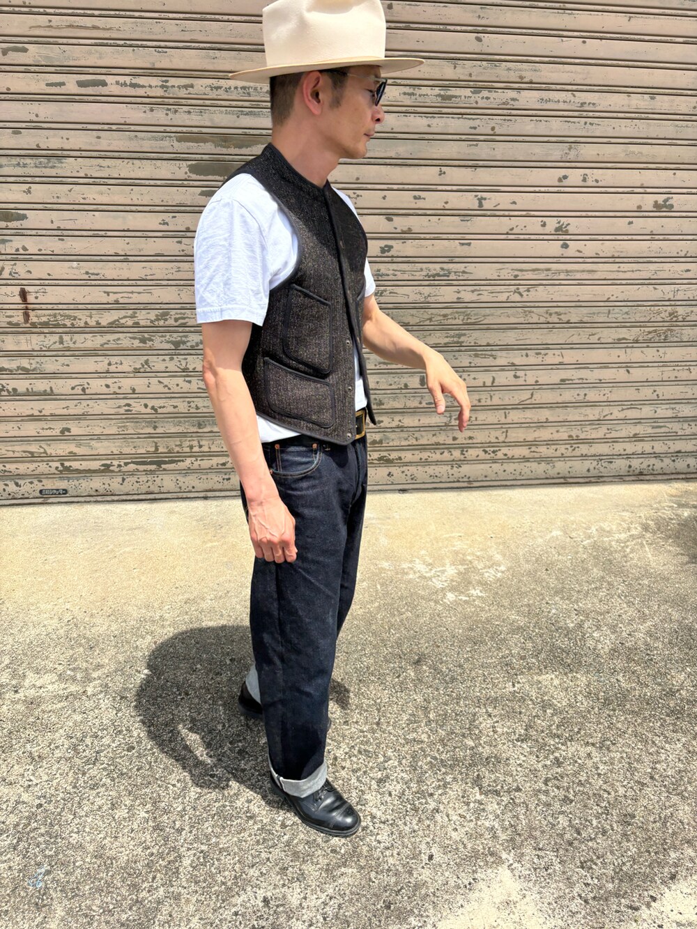 グレー系のその他アウターを着用したメンズの夏コーディネートの4枚目の写真