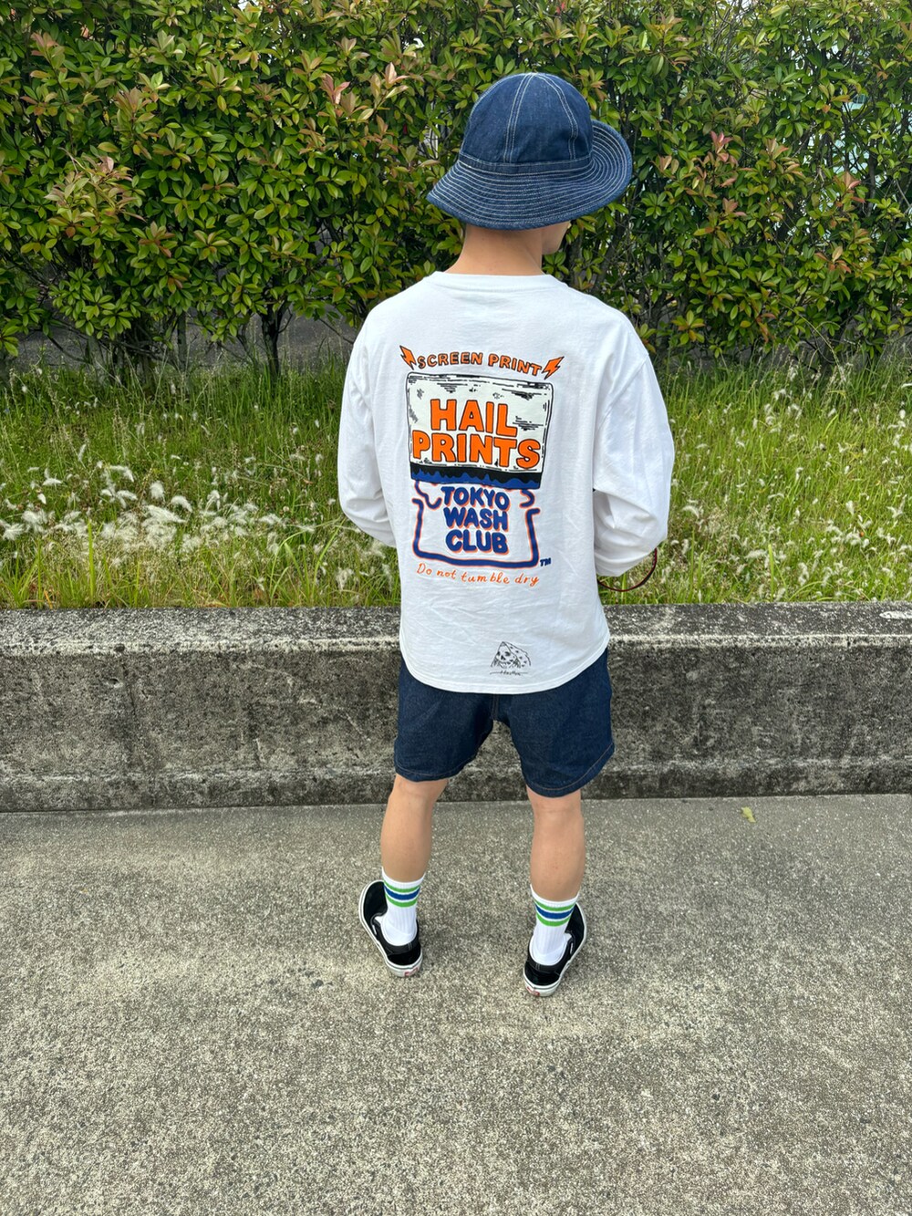 ホワイト系のTシャツ/カットソー、ホワイト系のその他小物を着用したメンズの夏コーディネートの3枚目の写真
