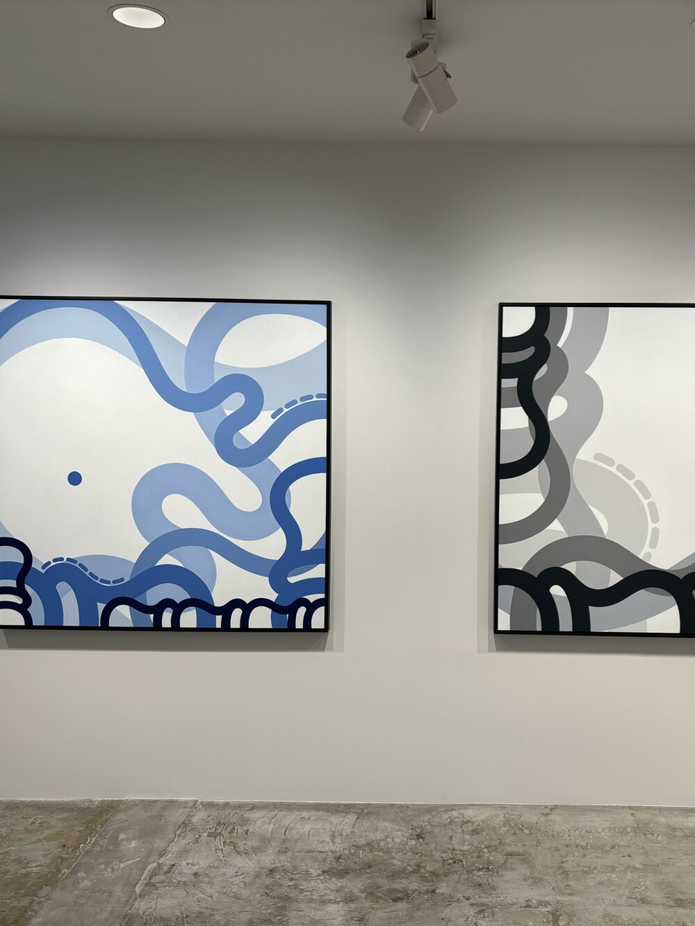 ブラック系のデニムパンツを着用したメンズの夏コーディネートの2枚目の写真