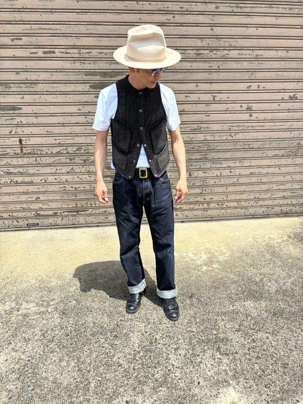 グレー系のその他アウターを着用したメンズの夏コーディネートの3枚目の写真