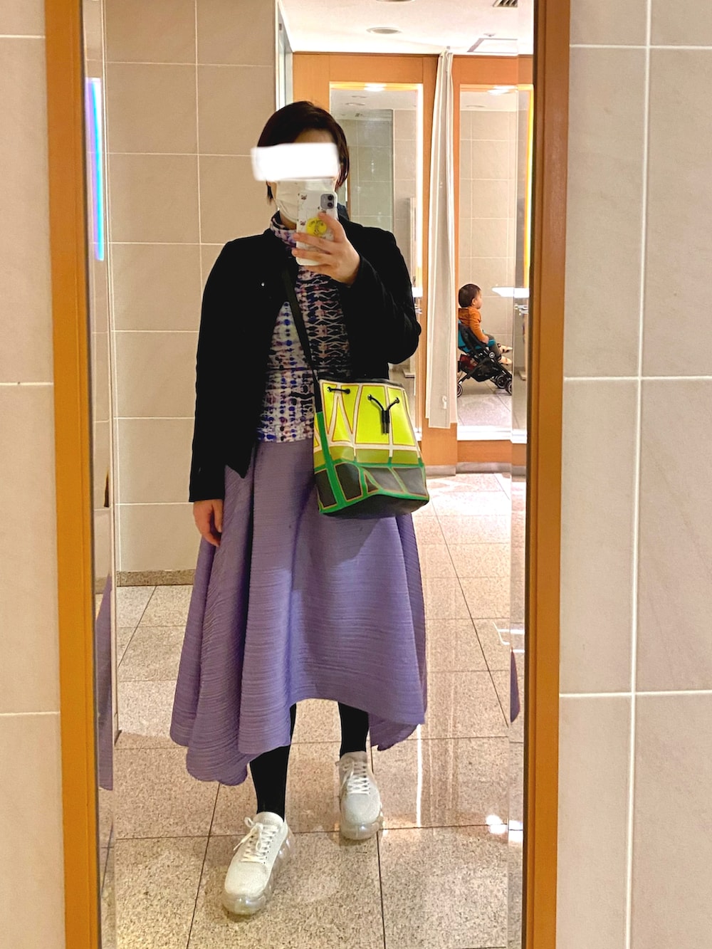 「オトナカジュアル、オトナ女子、スカートコーデ、プリーツスカート、スニーカー、ootd、ママコーデ、ママファッション」｜「PLEATS PLEASEのアイテム（スカート、パープル系）」を使った、ladybugさん（レディース・170cm）の冬コーディネートの2枚目の写真