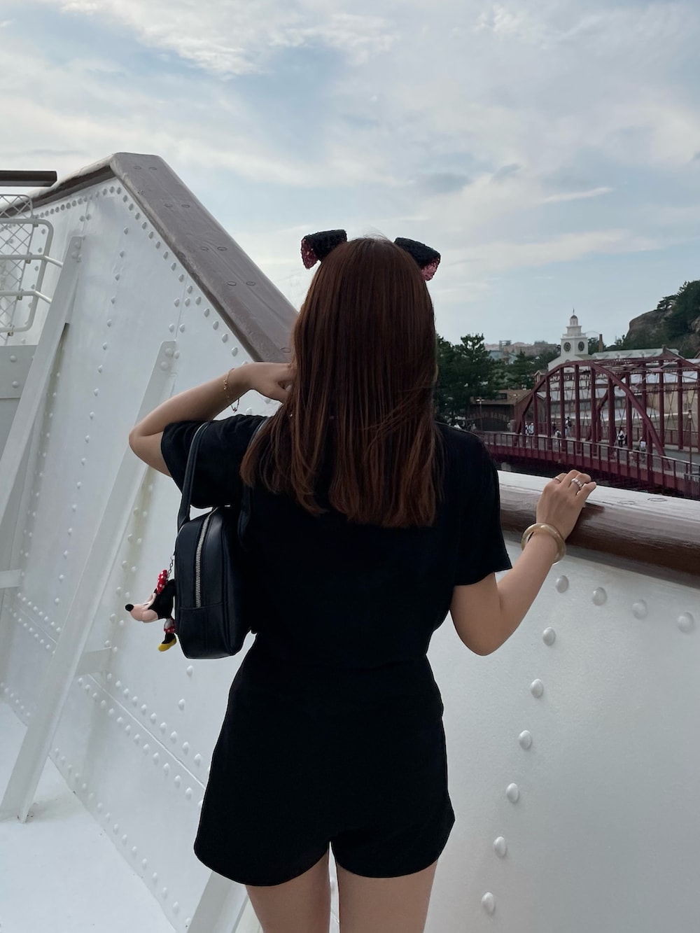 「シンプル、おしゃれさんと繋がりたい、モノトーン、ブラックコーデ、ショートパンツ、ショートブーツ、ポロシャツ、ディズニー、ディズニーコーデ、101匹わんちゃん、高身長女子、高身長コーデ」｜「LACOSTEのアイテム（ポロシャツ、ブラック系）」を使った、みさきさん（レディース・171cm）の夏コーディネートの2枚目の写真