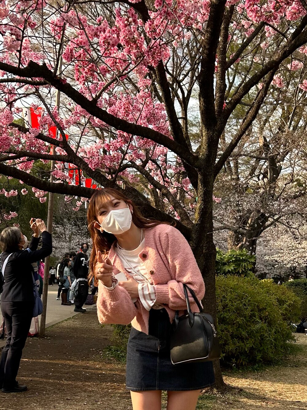 「春コーデ、パステル映える春、おでかけコーデ、きれいめカジュアル、休日スタイル、春服みてみて、お洒落さんとつながりたい、パステルカラー、デニムスカート、春カラー、ピンク、高身長女子、高身長コーデ」｜「シーインのアイテム（ブーツ、ブラック系）」を使った、みさきさん（レディース・171cm）の春コーディネートの2枚目の写真