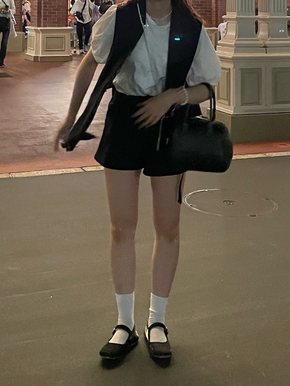 「シンプルコーデ、休日スタイル、お出かけコーデ、お洒落さんとつながりたい、高身長女子、高身長コーデ、オトナカジュアル、ディズニー、ディズニーコーデ、モノトーンコーデ、ミニーちゃん、ショートパンツ、ジレ、パフスリーブ」｜「しまむらのアイテム（バレエシューズ、ブラック系）」を使った、みさきさん（レディース・171cm）の夏コーディネートの2枚目の写真