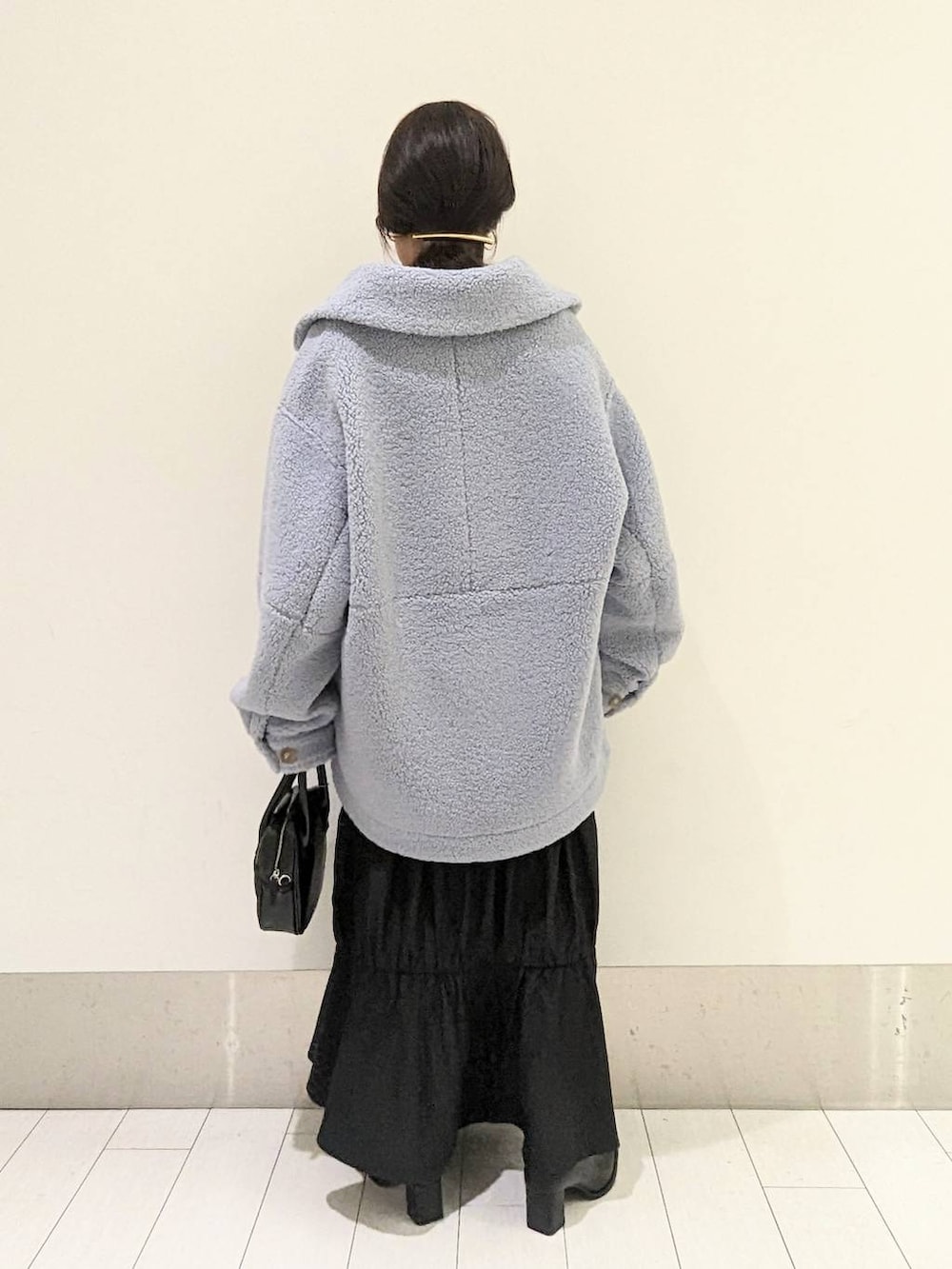 ブルー系のブルゾン、ブラック系のパンプス、グレー系のスウェットを着用したレディースの秋コーディネートの3枚目の写真