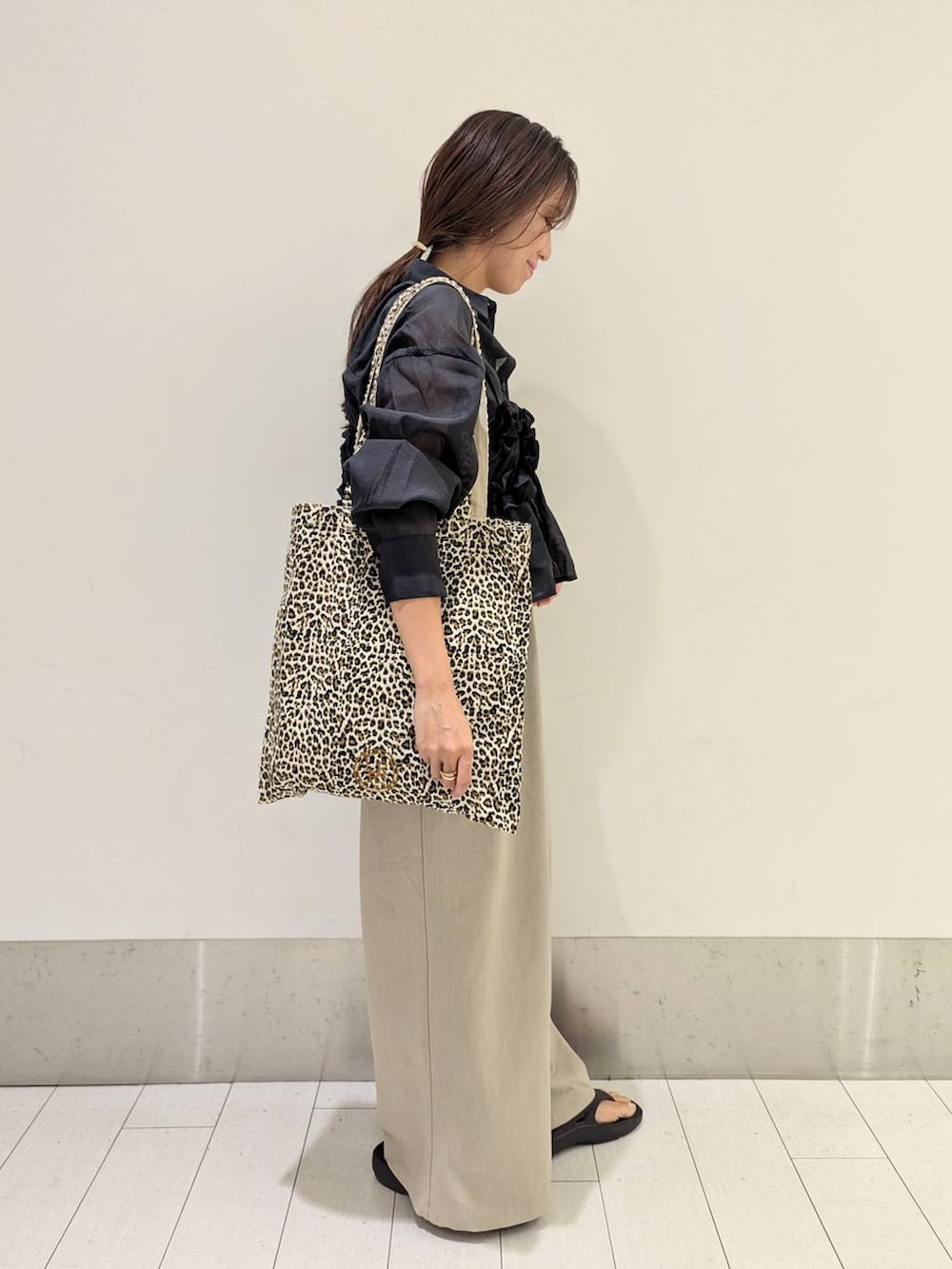 「セールコーデ、体型カバー、ベーシック/シンプル、ワントーン、シアートップス、ワイドパンツ、ビスチェ、大人女子カジュアル_LOWRYS FARM、ローリーズスタイル_LOWRYS FARM、ママコーデ、低身長、LOWRYS FARM、夏コーデ」｜「LOWRYS FARMのシアーシャツＬＳ＊　 231459（シャツ/ブラウス、グレー系）」を使った、kazuponさん（レディース・153cm）の夏コーディネートの2枚目の写真