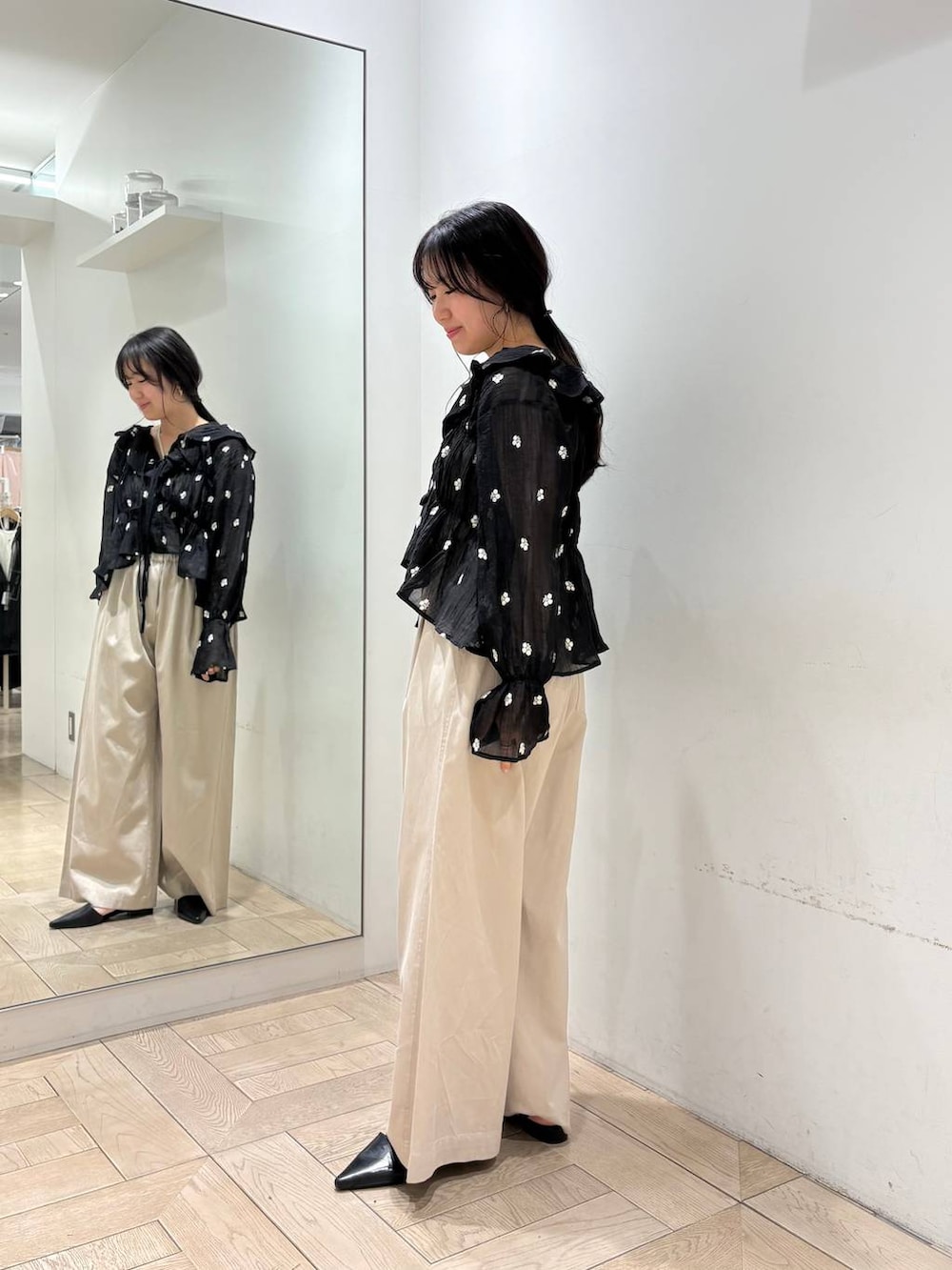 ベージュ系のデニムパンツ、ブラック系のシャツ/ブラウス、ゴールド系のバレッタ/ヘアクリップを着用したレディースの春コーディネートの2枚目の写真