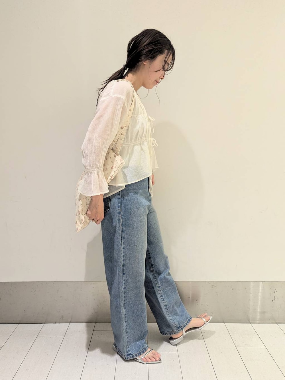 「体型カバー、ベーシック/シンプル、ワントーン、ブラウス、デニムパンツ、大人女子カジュアル_LOWRYS FARM、ローリーズスタイル_LOWRYS FARM、ママコーデ、低身長、夏コーデ、春コーデ」｜「LOWRYS FARMのステンレスフープチョーカー 127295（チョーカー、シルバー系）」を使った、kazuponさん（レディース・153cm）の春コーディネートの2枚目の写真
