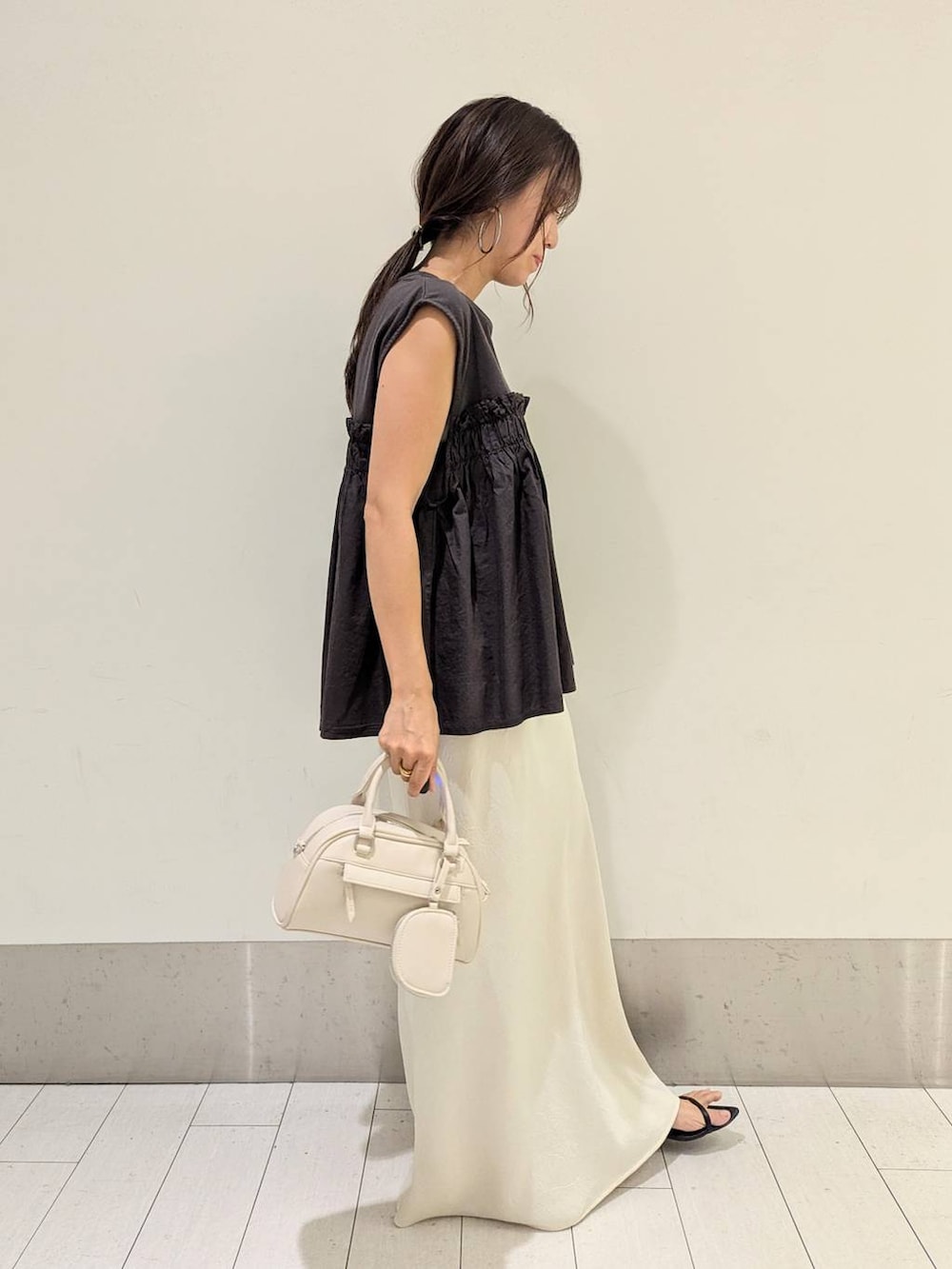 「体型カバー、ベーシック/シンプル、ワントーン、スカート、Tシャツ、大人女子カジュアル_LOWRYS FARM、ローリーズスタイル_LOWRYS FARM、ママコーデ、低身長、夏コーデ、LOWRYS FARM、セールコーデ」｜「LOWRYS FARMのポインテッドナローサンダル  287486（サンダル、ブラック系）」を使った、kazuponさん（レディース・153cm）の夏コーディネートの2枚目の写真