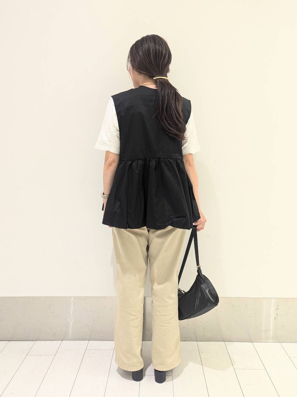 「ベスト、デニムパンツ、大人女子カジュアル_LOWRYS FARM、ローリーズスタイル_LOWRYS FARM、ママコーデ、低身長、LOWRYS FARM、夏コーデ、体型カバー、ベーシック/シンプル、ワントーン」｜「LOWRYS FARMのチャームツキミニトートＢＡＧ 284096（トートバッグ、ブラック系）」を使った、kazuponさん（レディース・153cm）の春コーディネートの3枚目の写真