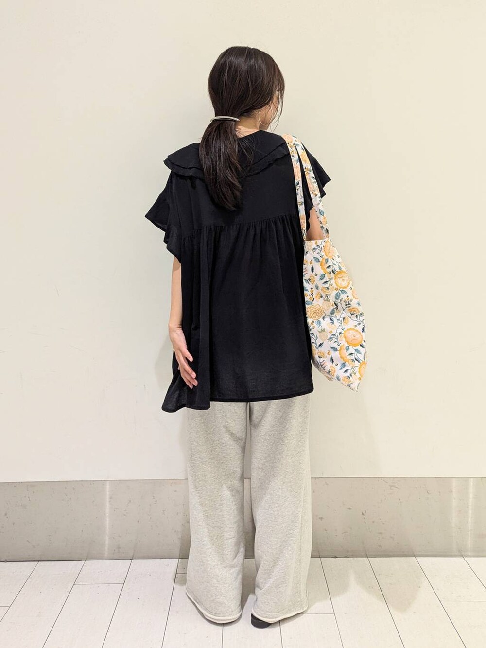 「体型カバー、ベーシック/シンプル、ワントーン、スウェットパンツ、ブラウス、大人女子カジュアル_LOWRYS FARM、ローリーズスタイル_LOWRYS FARM、ママコーデ、低身長、夏コーデ、LOWRYS FARM、楽ちんコーデ、キャスキッドソン、キャス×ローリー、Cath Kidston」｜「LOWRYS FARMのポインテッドナローサンダル  287486（サンダル、ブラック系）」を使った、kazuponさん（レディース・153cm）の夏コーディネートの3枚目の写真