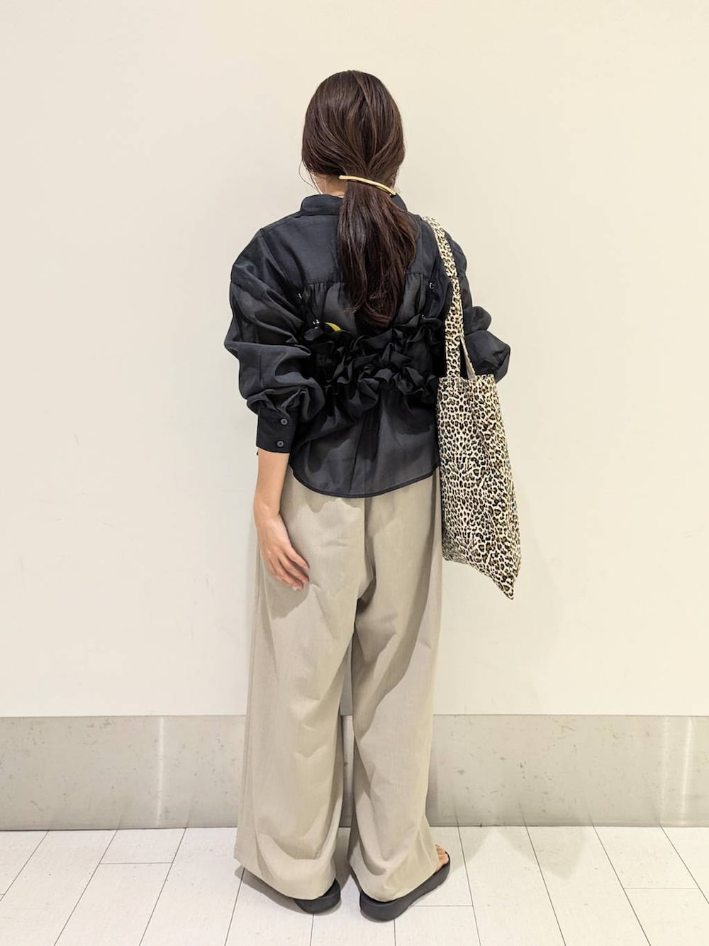 「セールコーデ、体型カバー、ベーシック/シンプル、ワントーン、シアートップス、ワイドパンツ、ビスチェ、大人女子カジュアル_LOWRYS FARM、ローリーズスタイル_LOWRYS FARM、ママコーデ、低身長、LOWRYS FARM、夏コーデ」｜「LOWRYS FARMのシアーシャツＬＳ＊　 231459（シャツ/ブラウス、グレー系）」を使った、kazuponさん（レディース・153cm）の夏コーディネートの3枚目の写真