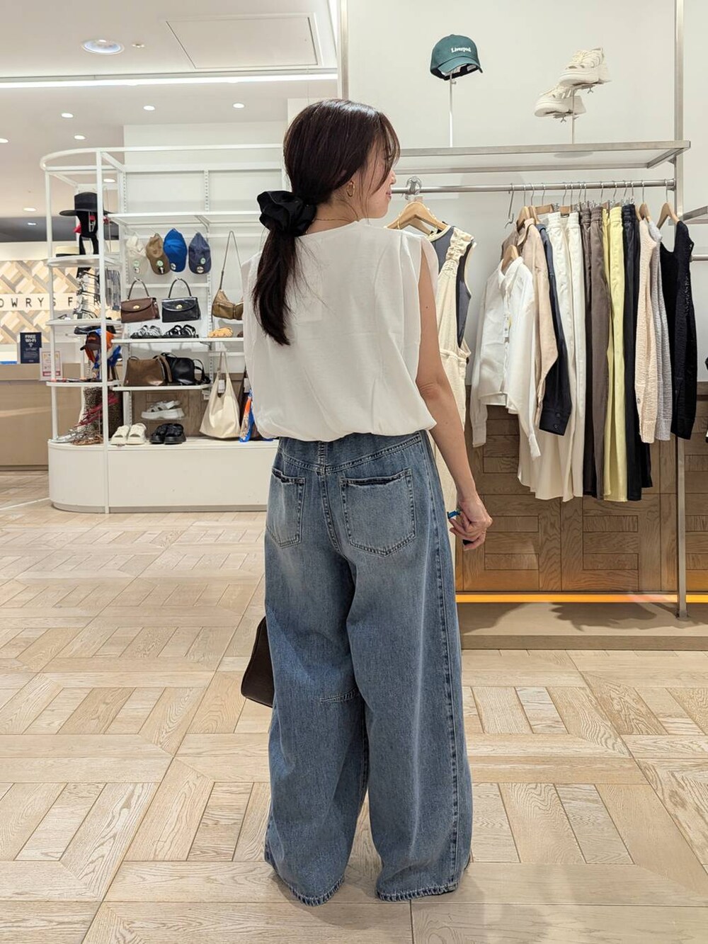 「体型カバー、ベーシック/シンプル、ワントーン、TOKYONONSENSE_HARE、デニムパンツ、大人女子カジュアル_LOWRYS FARM、ローリーズスタイル_LOWRYS FARM、ママコーデ、低身長、夏コーデ、LOWRYS FARM、カジュアルコーデ」｜「LOWRYS FARMのイージーバレルデニムパンツ　 289799（デニムパンツ、ブルー系）」を使った、kazuponさん（レディース・153cm）の夏コーディネートの3枚目の写真