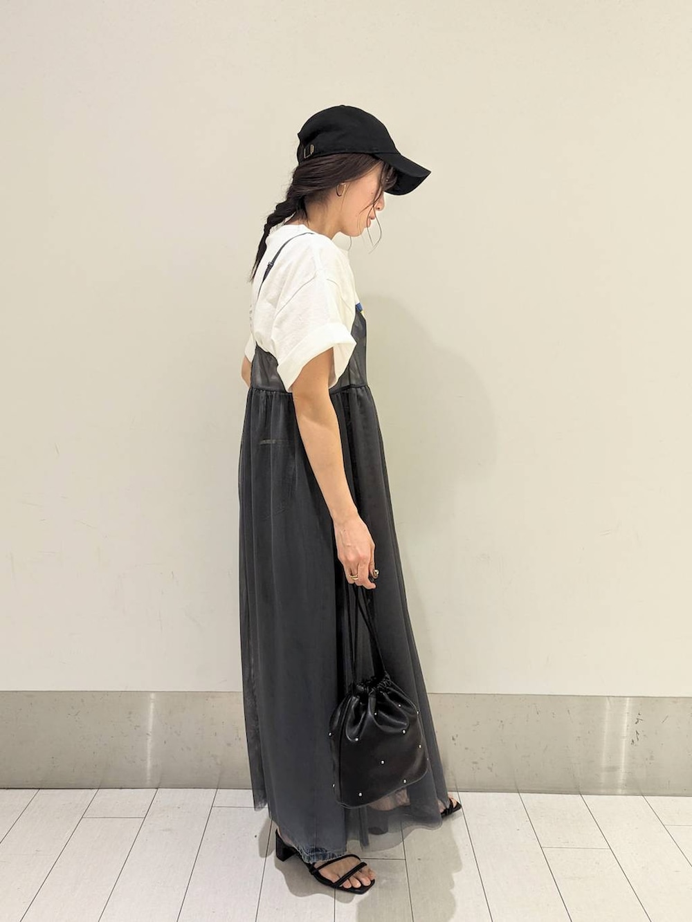 「体型カバー、ベーシック/シンプル、ワントーン、キャミワンピース、デニムパンツ、Tシャツ、大人女子カジュアル_LOWRYS FARM、ローリーズスタイル_LOWRYS FARM、ママコーデ、低身長、春コーデ、夏コーデ」|「LOWRYS FARMのチュールキャミワンピース 103261(ワンピース、グレー系)」を使った、kazuponさん(レディース・153cm)の春コーディネートの2枚目の写真