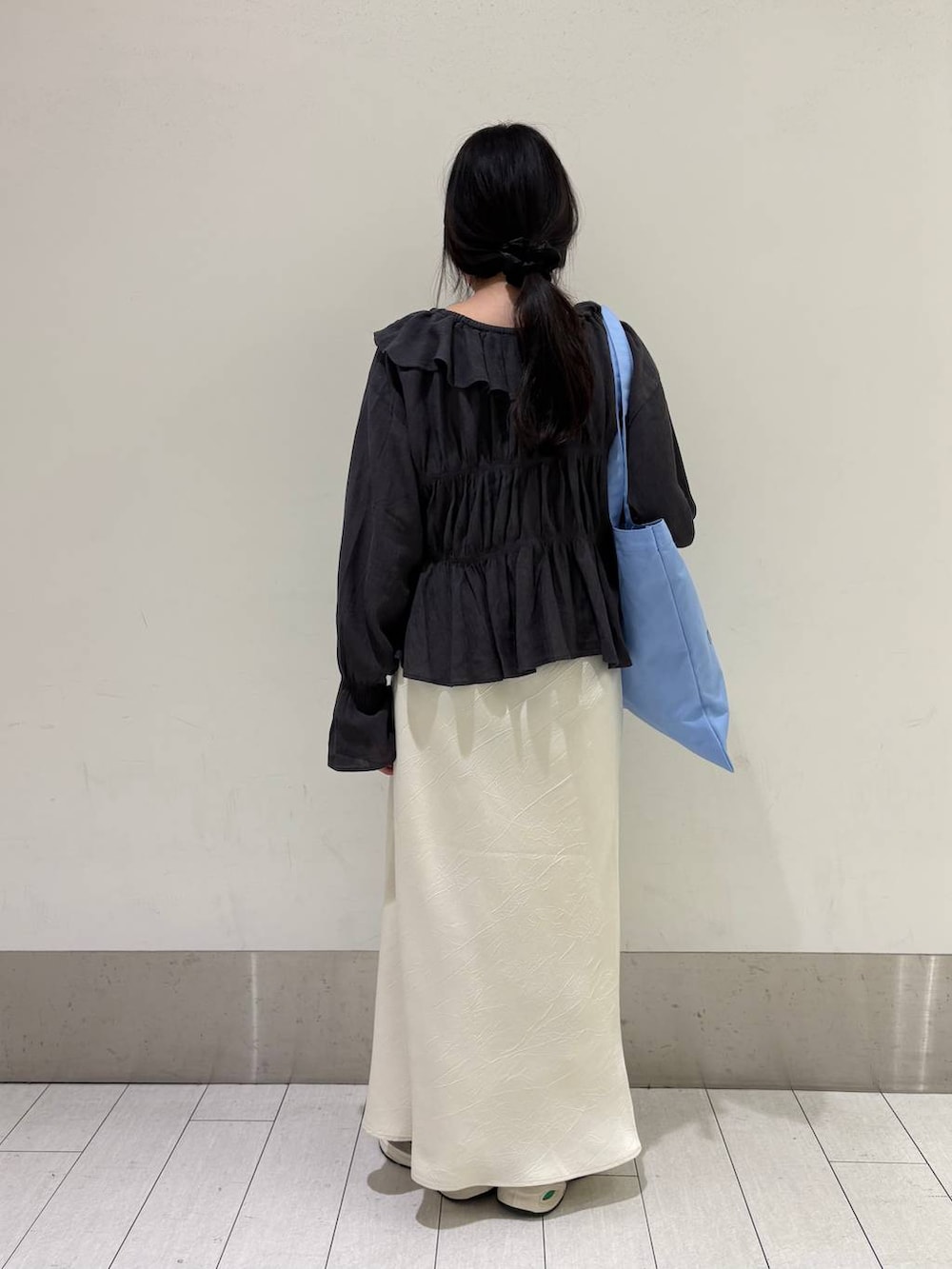 ホワイト系のスカート、ブルー系のトートバッグ、グレー系のシャツ/ブラウスを着用したレディースの春コーディネートの3枚目の写真