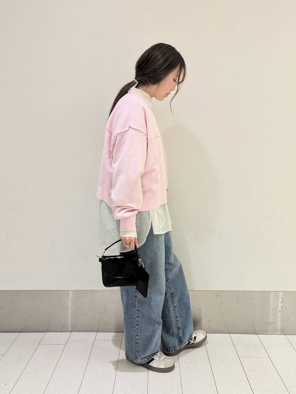 「デニムパンツ、スウェット、大人女子カジュアル_LOWRYS FARM、ローリーズスタイル_LOWRYS FARM、シャツ、ママコーデ、LOWRYS FARM、春コーデ、ベーシック/シンプル、ワントーン、体型カバー」｜「LOWRYS FARMのシアーシャツＬＳ＊　 231459（シャツ/ブラウス、ホワイト系）」を使った、kazuponさん（レディース・153cm）の春コーディネートの2枚目の写真