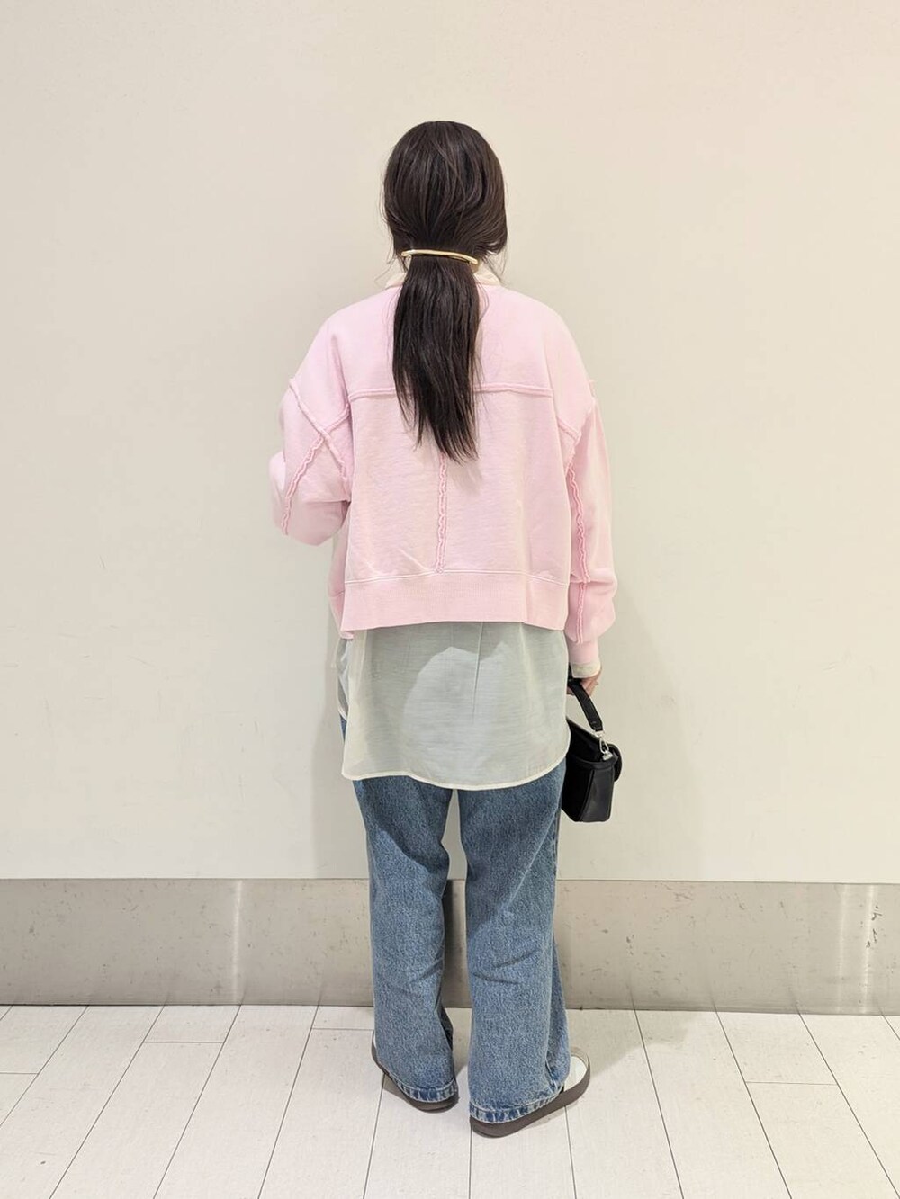 「デニムパンツ、スウェット、大人女子カジュアル_LOWRYS FARM、ローリーズスタイル_LOWRYS FARM、シャツ、ママコーデ、LOWRYS FARM、春コーデ、ベーシック/シンプル、ワントーン、体型カバー」｜「LOWRYS FARMのシアーシャツＬＳ＊　 231459（シャツ/ブラウス、ホワイト系）」を使った、kazuponさん（レディース・153cm）の春コーディネートの3枚目の写真