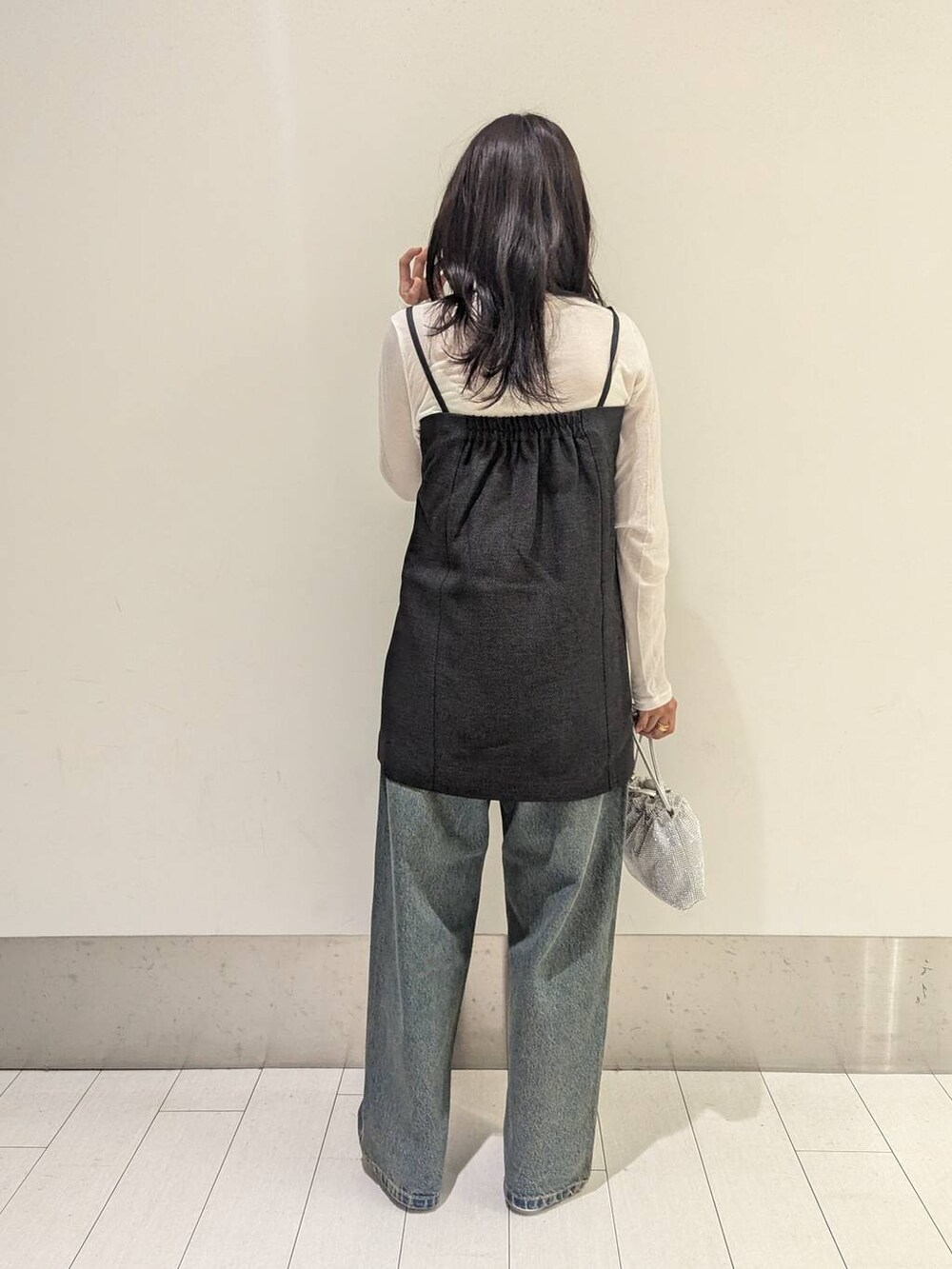 「体型カバー、ベーシック/シンプル、ワントーン、デニムパンツ、大人女子カジュアル_LOWRYS FARM、ローリーズスタイル_LOWRYS FARM、ママコーデ、低身長、カジュアル、ベスト、秋コーデ」｜「LOWRYS FARMのラナテックマルチＺＩＰベスト 119472（ベスト、グレー系）」を使った、kazuponさん（レディース・153cm）の秋コーディネートの3枚目の写真