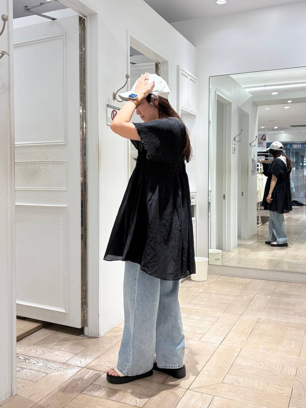 ブラック系のシャツ/ブラウス、ブルー系のデニムパンツ、ホワイト系のTシャツ/カットソーを着用したレディースの春コーディネートの2枚目の写真