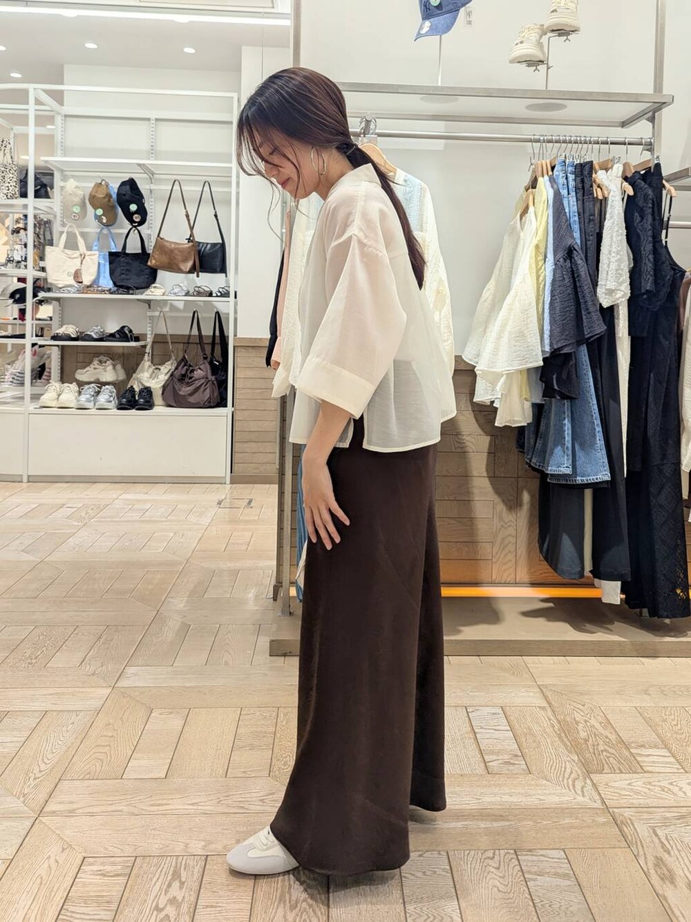 「体型カバー、ベーシック/シンプル、ワントーン、シャツ、スカート、シンプルコーデ、大人女子カジュアル_LOWRYS FARM、ローリーズスタイル_LOWRYS FARM、ママコーデ、低身長、LOWRYS FARM」|「LOWRYS FARMのサッカーシューズ 284425(スニーカー、ホワイト系)」を使った、kazuponさん(レディース・153cm)の春コーディネートの2枚目の写真
