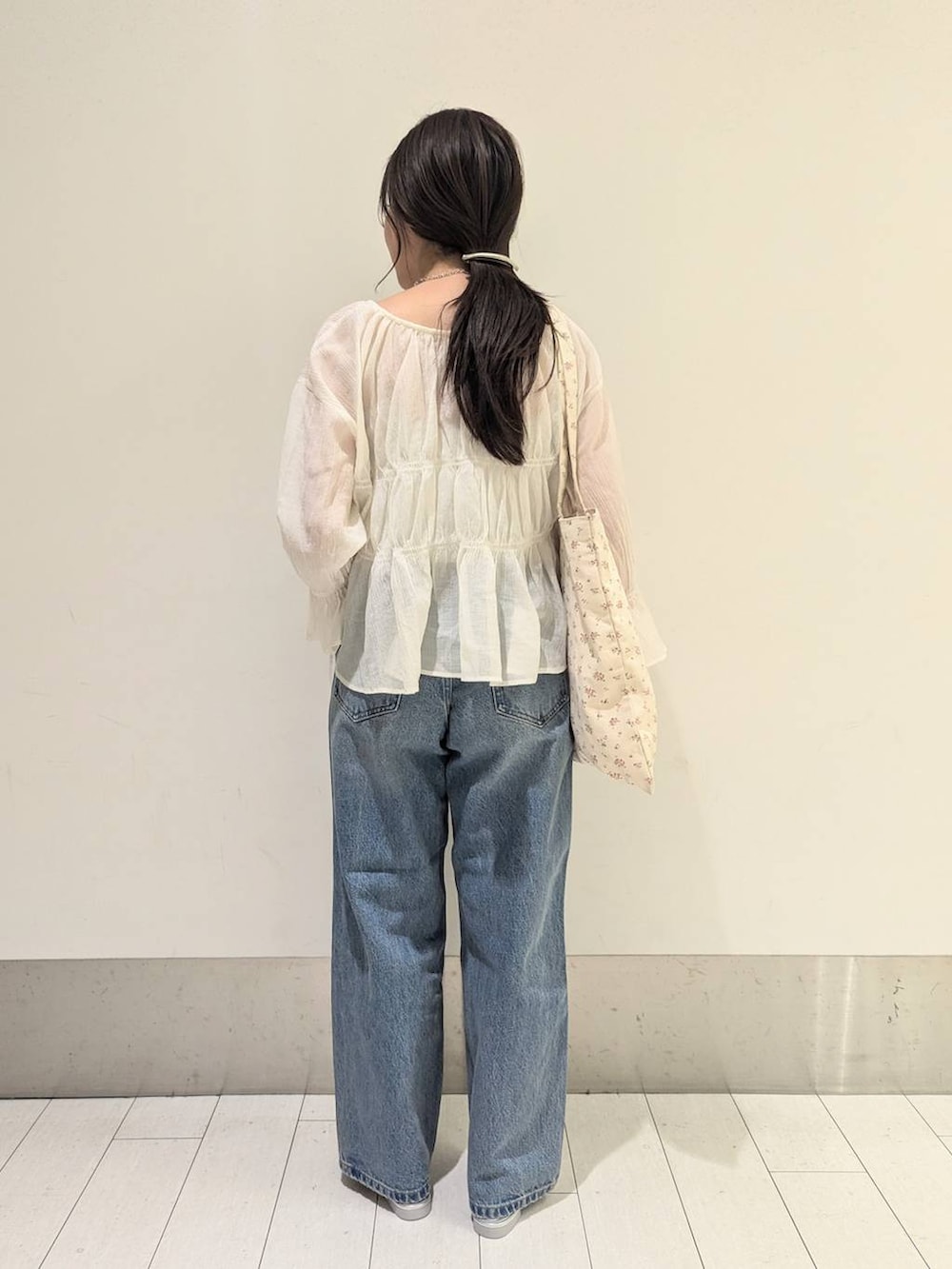 「体型カバー、ベーシック/シンプル、ワントーン、ブラウス、デニムパンツ、大人女子カジュアル_LOWRYS FARM、ローリーズスタイル_LOWRYS FARM、ママコーデ、低身長、夏コーデ、春コーデ」｜「LOWRYS FARMのステンレスフープチョーカー 127295（チョーカー、シルバー系）」を使った、kazuponさん（レディース・153cm）の春コーディネートの3枚目の写真