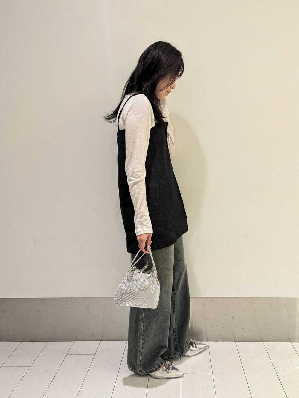 「体型カバー、ベーシック/シンプル、ワントーン、デニムパンツ、大人女子カジュアル_LOWRYS FARM、ローリーズスタイル_LOWRYS FARM、ママコーデ、低身長、カジュアル、ベスト、秋コーデ」｜「LOWRYS FARMのラナテックマルチＺＩＰベスト 119472（ベスト、グレー系）」を使った、kazuponさん（レディース・153cm）の秋コーディネートの2枚目の写真