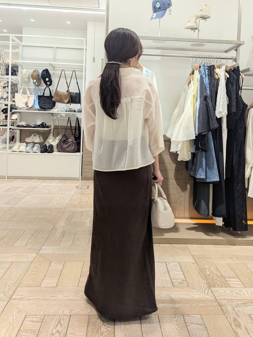 「体型カバー、ベーシック/シンプル、ワントーン、シャツ、スカート、シンプルコーデ、大人女子カジュアル_LOWRYS FARM、ローリーズスタイル_LOWRYS FARM、ママコーデ、低身長、LOWRYS FARM」|「LOWRYS FARMのサッカーシューズ 284425(スニーカー、ホワイト系)」を使った、kazuponさん(レディース・153cm)の春コーディネートの3枚目の写真