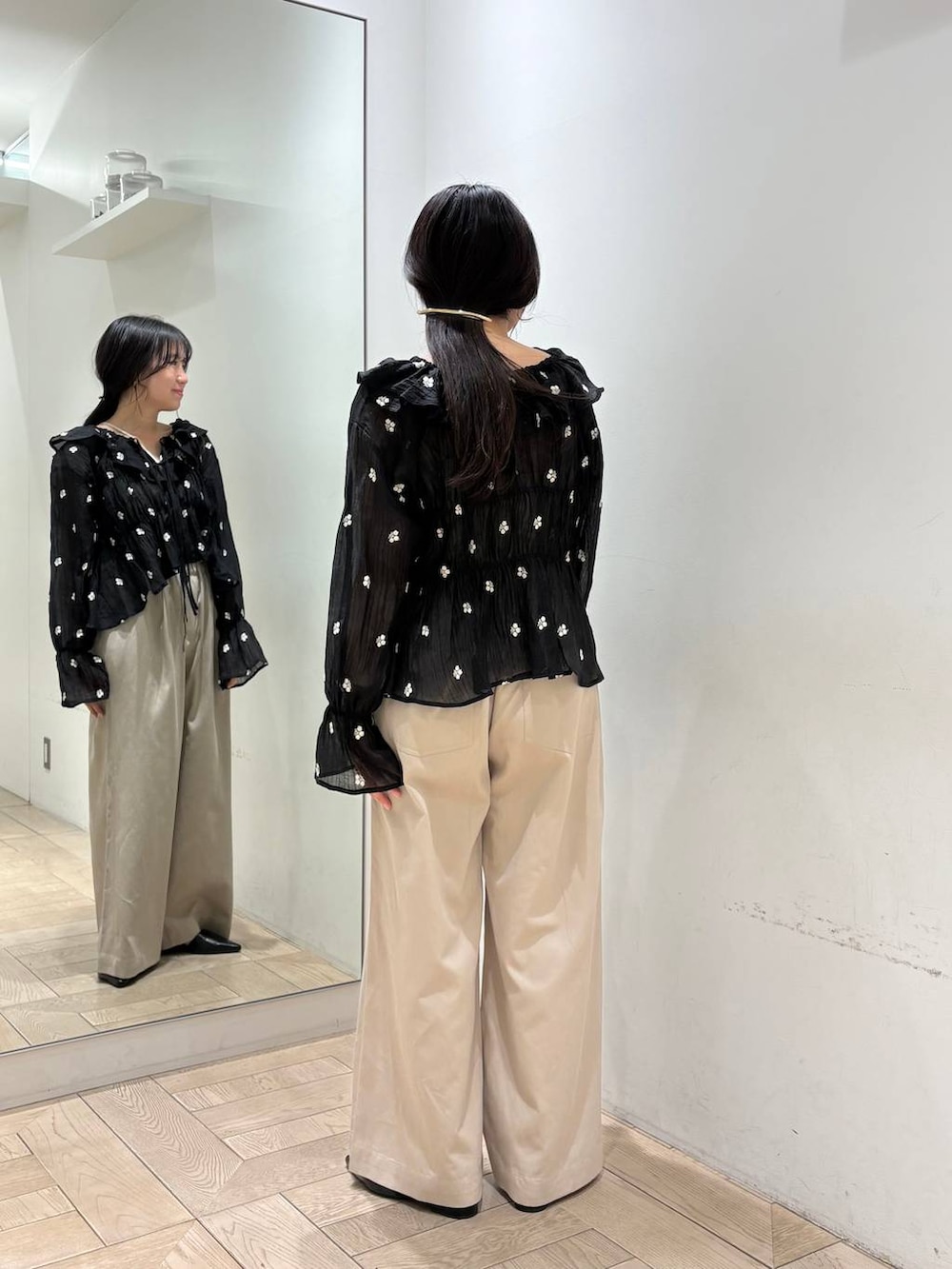 ベージュ系のデニムパンツ、ブラック系のシャツ/ブラウス、ゴールド系のバレッタ/ヘアクリップを着用したレディースの春コーディネートの3枚目の写真