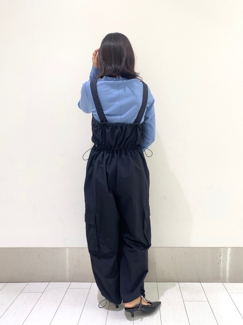 ブルー系のその他パンツ、ブルー系のTシャツ/カットソー、ブラック系のショルダーバッグを着用したレディースの秋コーディネートの2枚目の写真