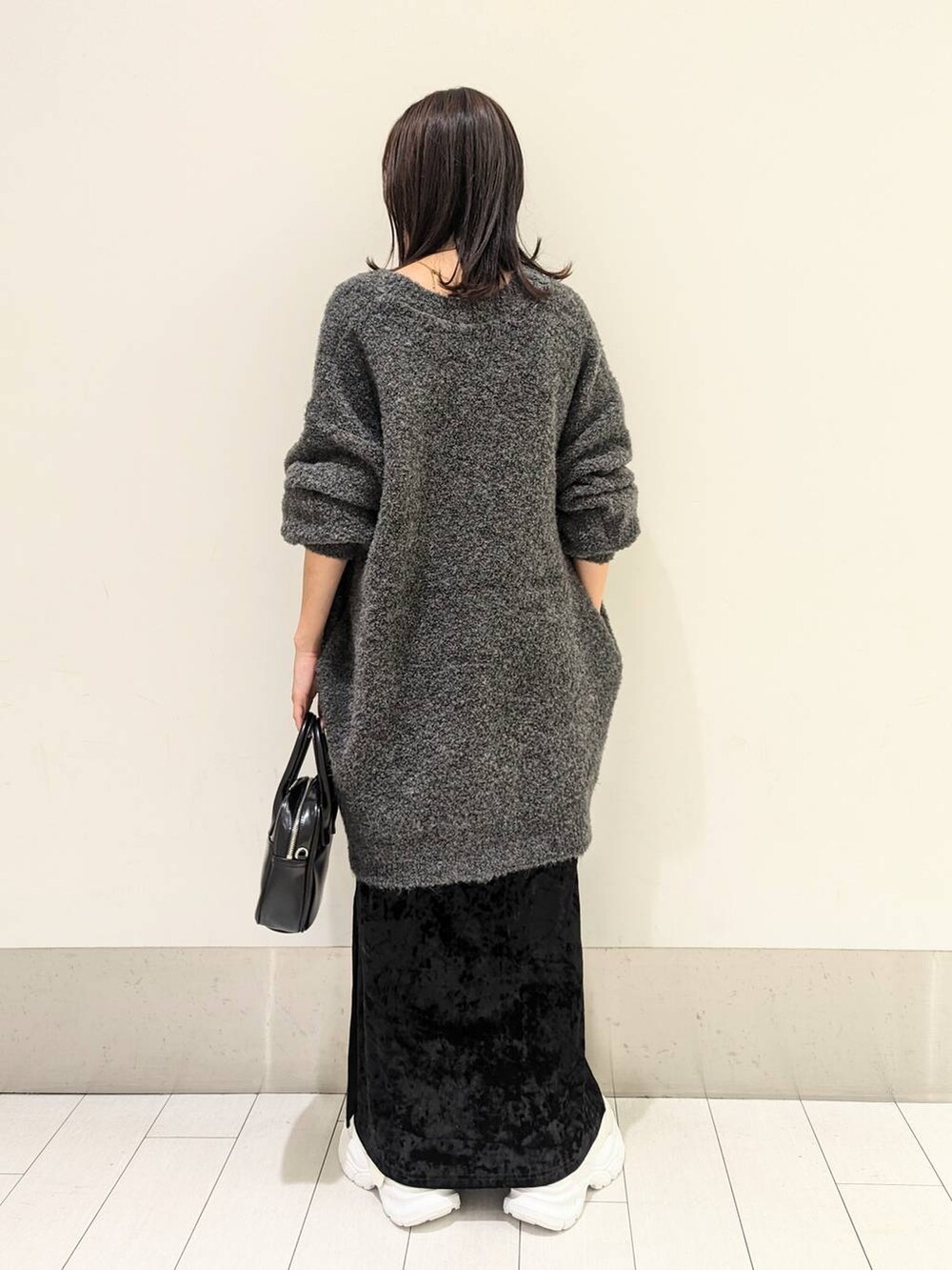 「体型カバー、ベーシック/シンプル、ワントーン、ローリーズスタイル_LOWRYS FARM、ママコーデ、低身長、ニット、カーディガン、秋コーデ、冬コーデ」|「LOWRYS FARMの2ポケミニショルダーBAG 171119(ショルダーバッグ、ブラック系)」を使った、kazuponさん(レディース・153cm)の秋コーディネートの3枚目の写真