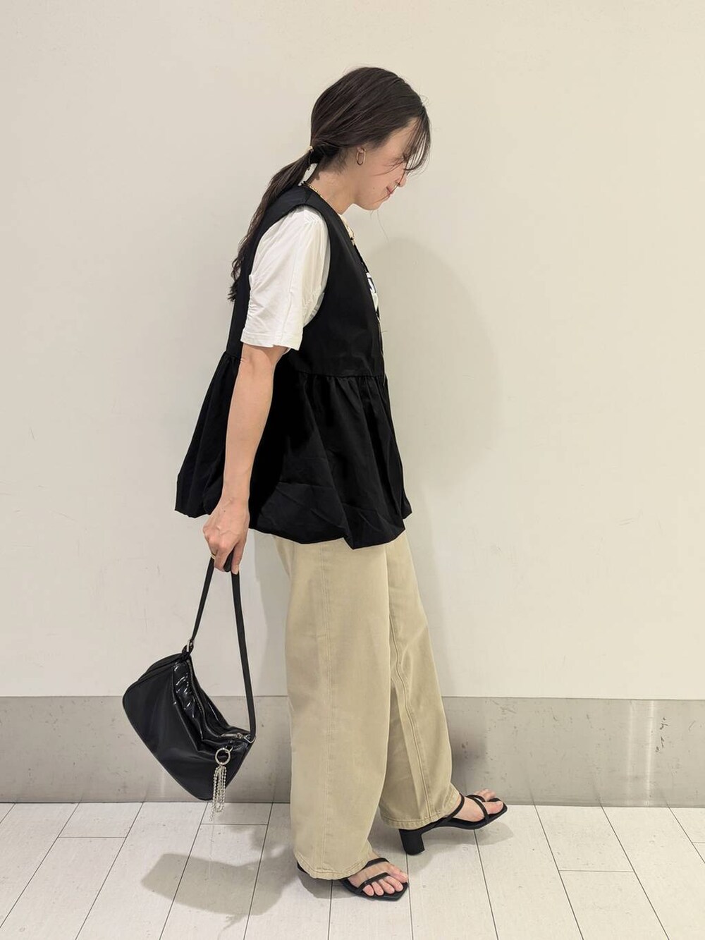 「ベスト、デニムパンツ、大人女子カジュアル_LOWRYS FARM、ローリーズスタイル_LOWRYS FARM、ママコーデ、低身長、LOWRYS FARM、夏コーデ、体型カバー、ベーシック/シンプル、ワントーン」｜「LOWRYS FARMのチャームツキミニトートＢＡＧ 284096（トートバッグ、ブラック系）」を使った、kazuponさん（レディース・153cm）の春コーディネートの2枚目の写真