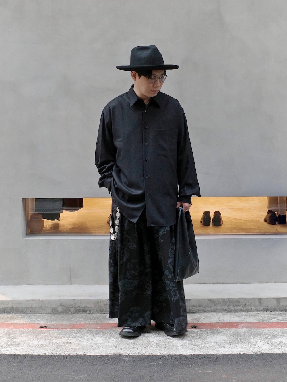 ブラック系のシャツ/ブラウス、ブラック系のスラックス、ブラック系のローファーを着用したメンズの冬コーディネートの2枚目の写真