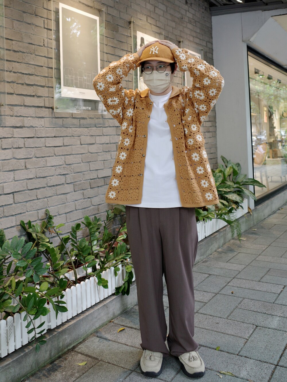オレンジ系のジャケット/アウター、ブラウン系のチノパンツ、ベージュ系のローファーを着用したメンズの秋コーディネートの2枚目の写真