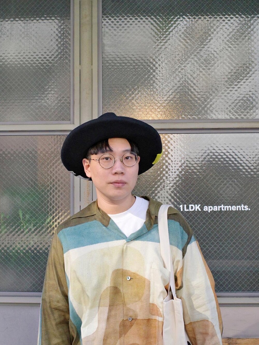 その他のシャツ/ブラウス、ブラック系のチノパンツ、ブラック系のその他シューズを着用したメンズの秋コーディネートの2枚目の写真