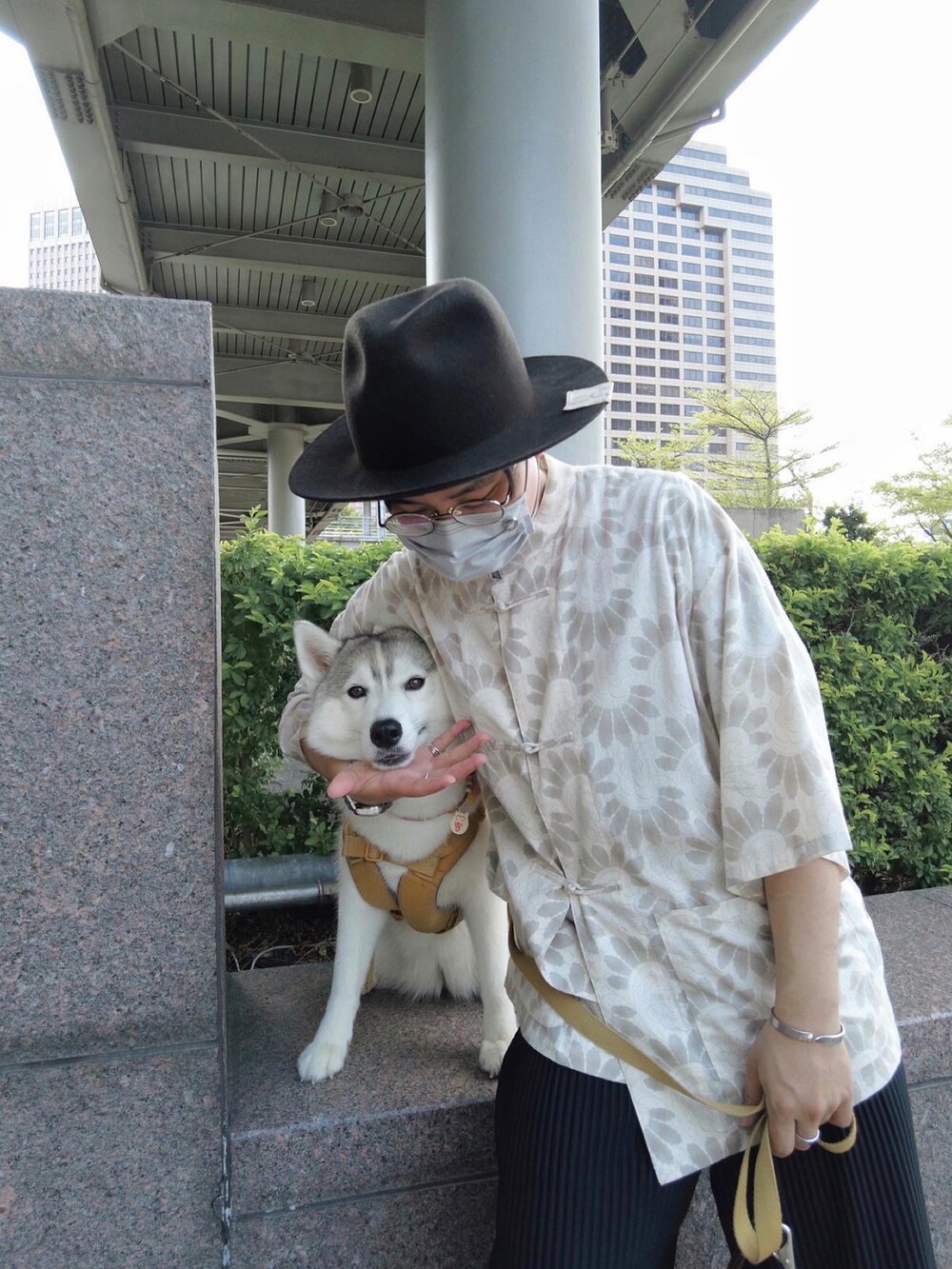 ホワイト系のカーディガン/ボレロ、ブラック系のチノパンツ、ブラック系のその他シューズを着用したメンズの夏コーディネートの2枚目の写真