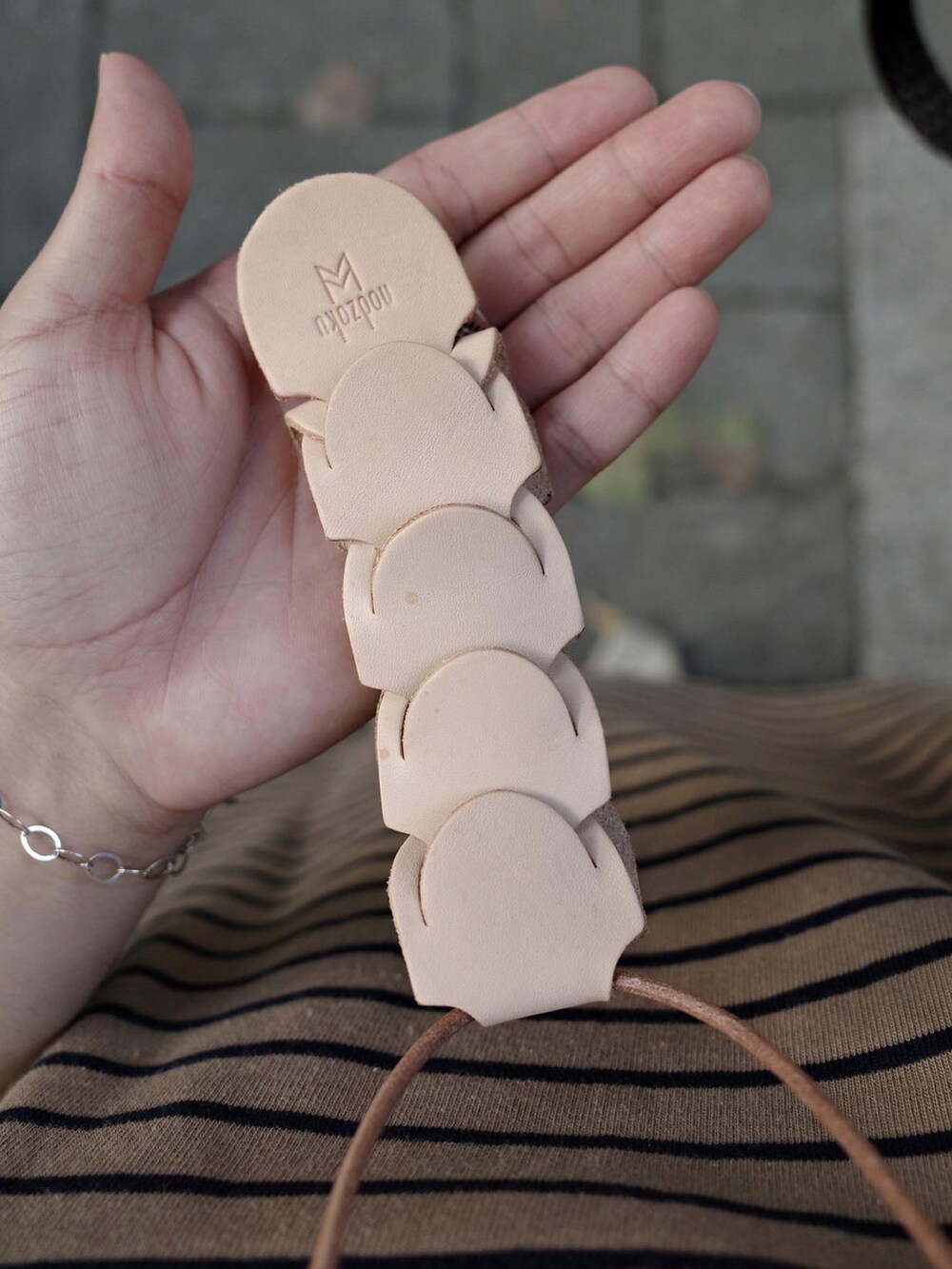 ベージュ系のTシャツ/カットソー、ブラウン系のチノパンツ、ベージュ系のブーツを着用したメンズの秋コーディネートの2枚目の写真