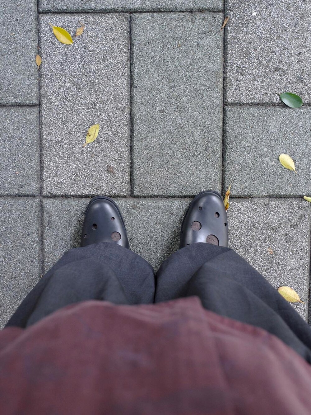 レッド系のシャツ/ブラウス、グレー系のパンツ、ブラック系のその他シューズを着用したメンズの秋コーディネートの3枚目の写真